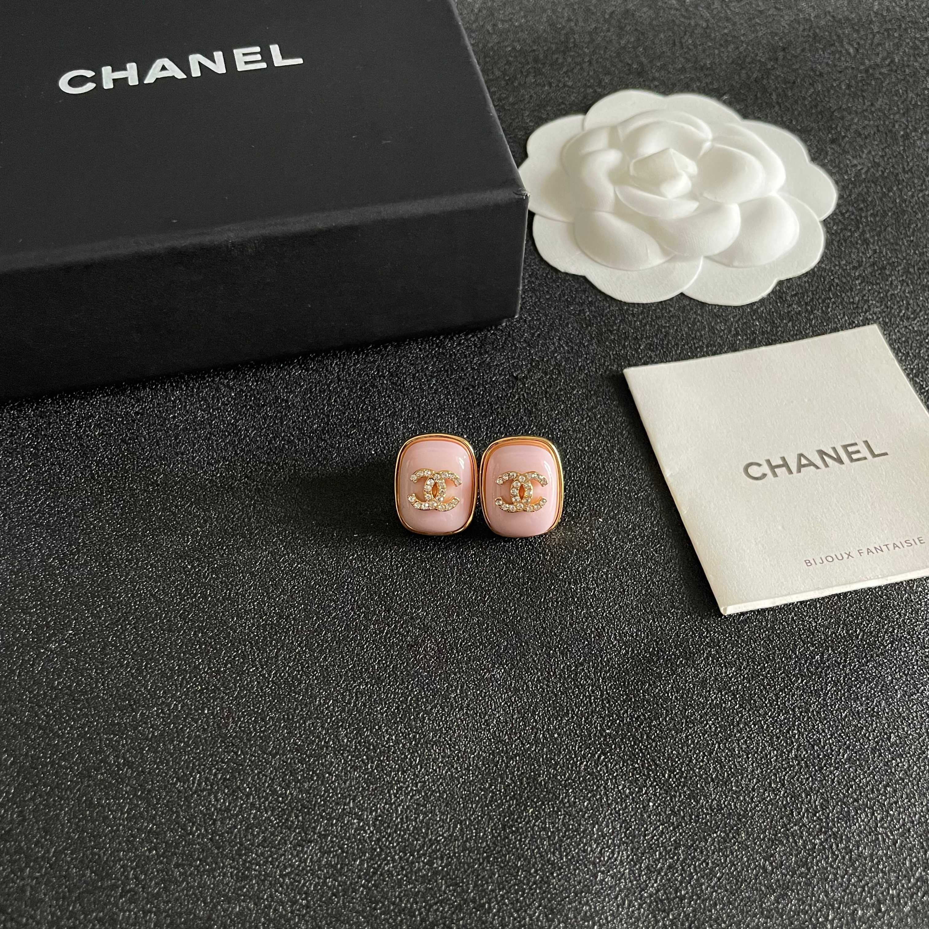  Chanel香奈儿 中古 双C耳钉👀原版复刻logo 小香家的款式真心无需多介绍😘🎶每一款都超好看，精