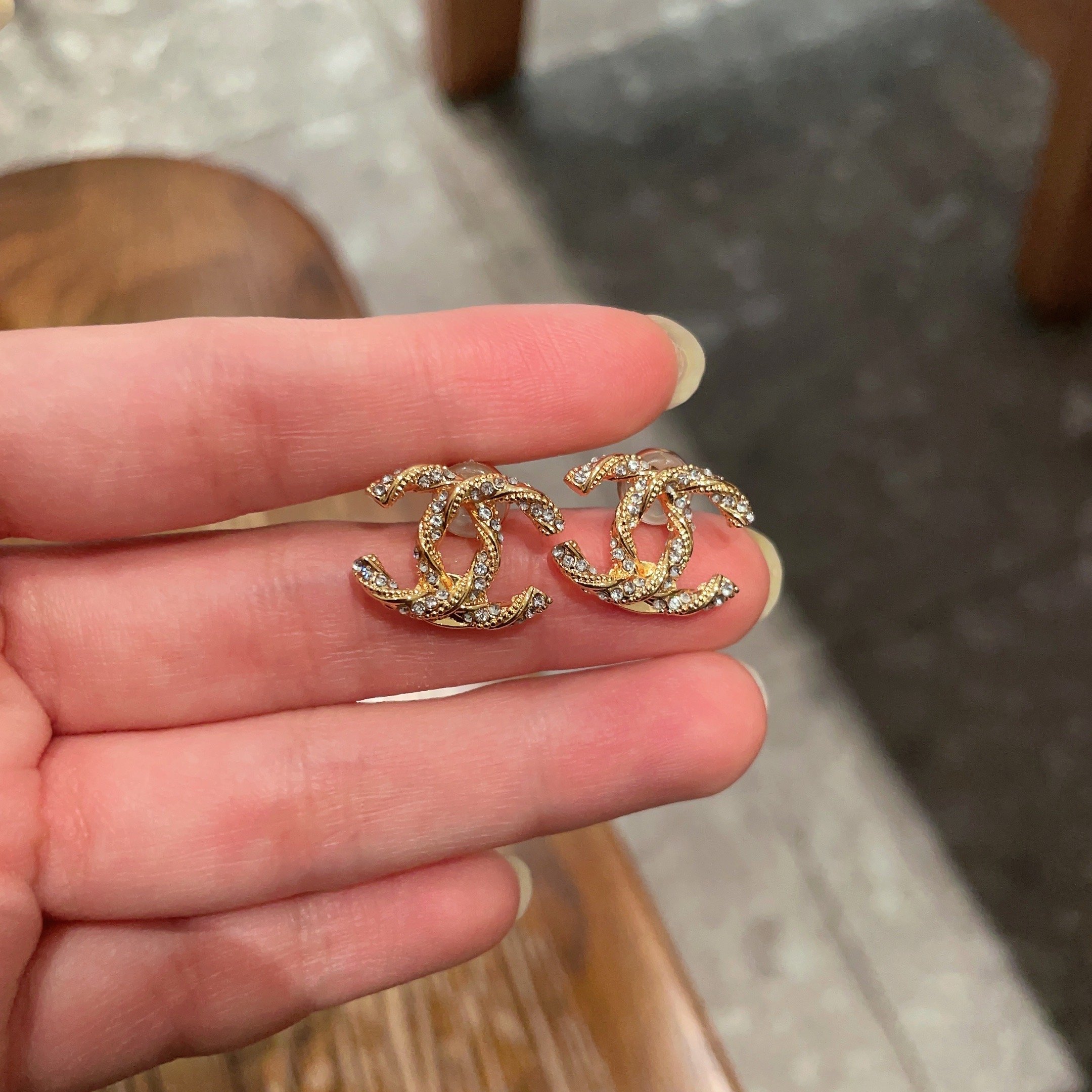  Chanel香奈儿 中古 双C耳钉👀原版复刻logo 小香家的款式真心无需多介绍😘🎶每一款都超好看，精