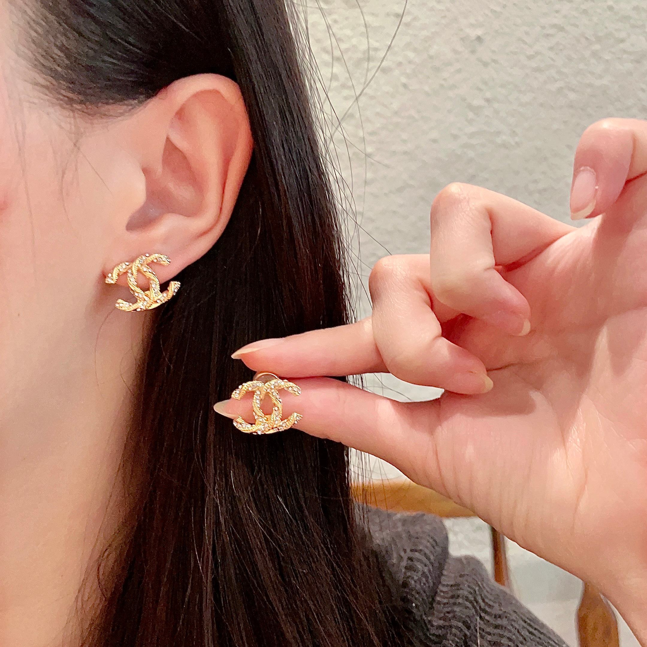  Chanel香奈儿 中古 双C耳钉👀原版复刻logo 小香家的款式真心无需多介绍😘🎶每一款都超好看，精