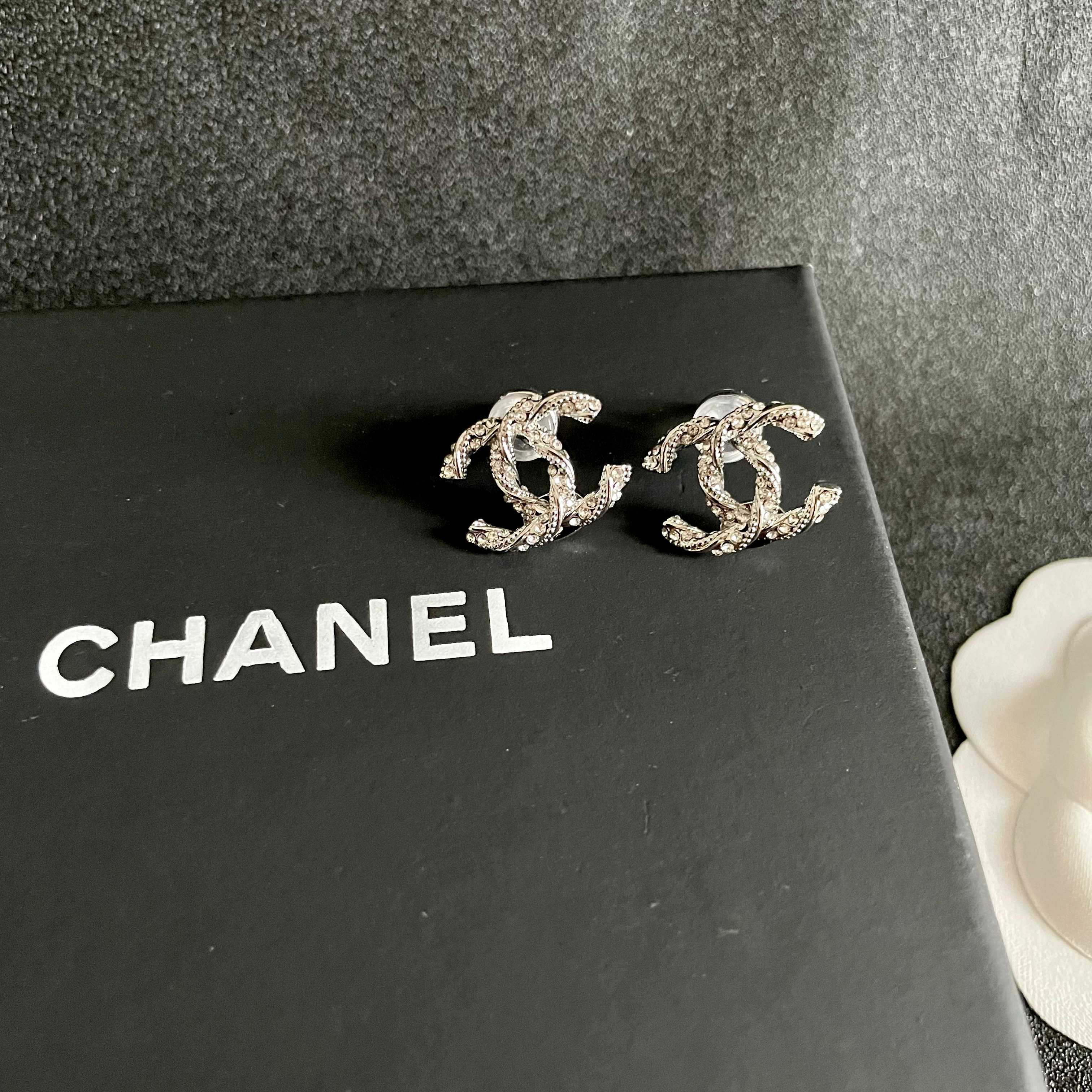  Chanel香奈儿 中古 双C耳钉👀原版复刻logo 小香家的款式真心无需多介绍😘🎶每一款都超好看，精