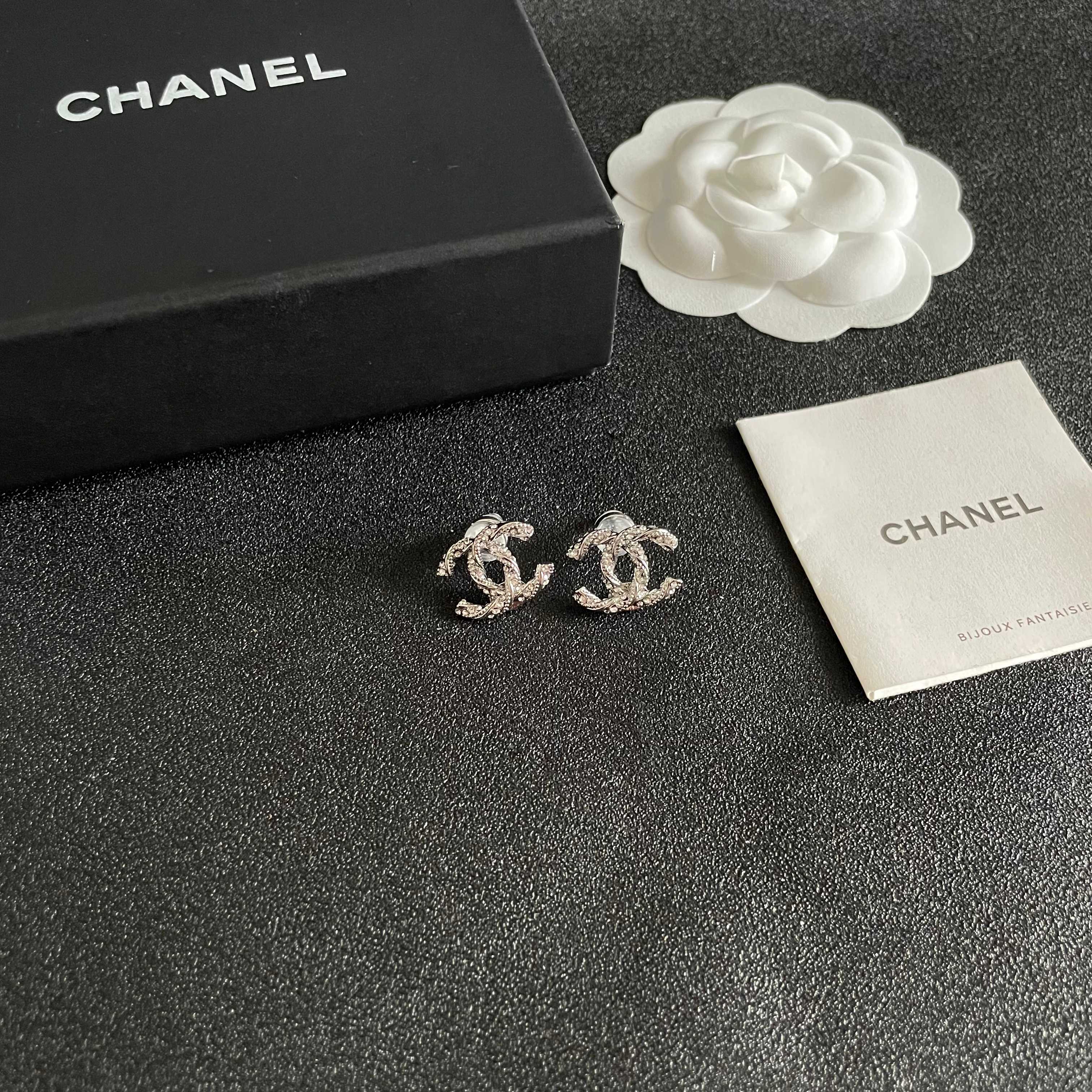  Chanel香奈儿 中古 双C耳钉👀原版复刻logo 小香家的款式真心无需多介绍😘🎶每一款都超好看，精