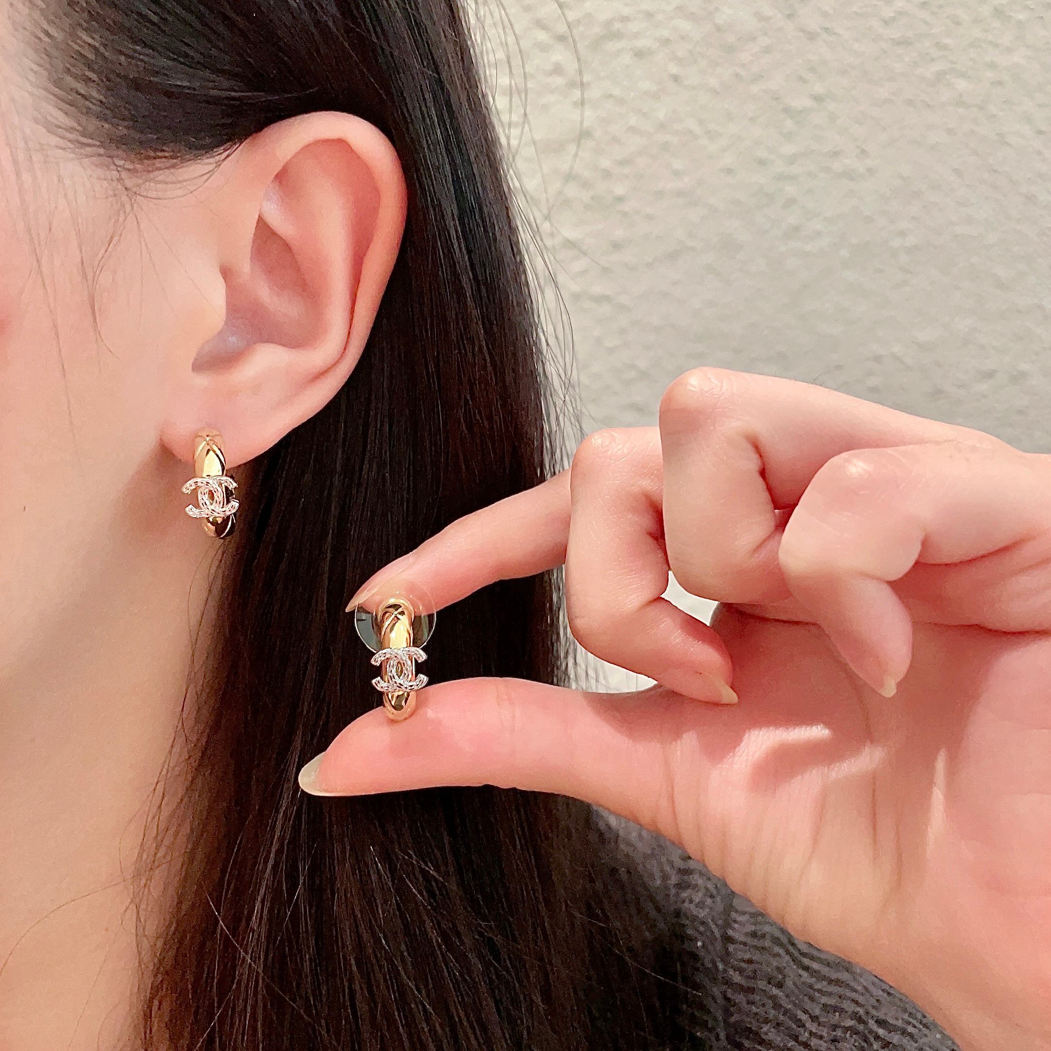  Chanel香奈儿 中古 双C耳钉👀原版复刻logo 小香家的款式真心无需多介绍😘🎶每一款都超好看，精
