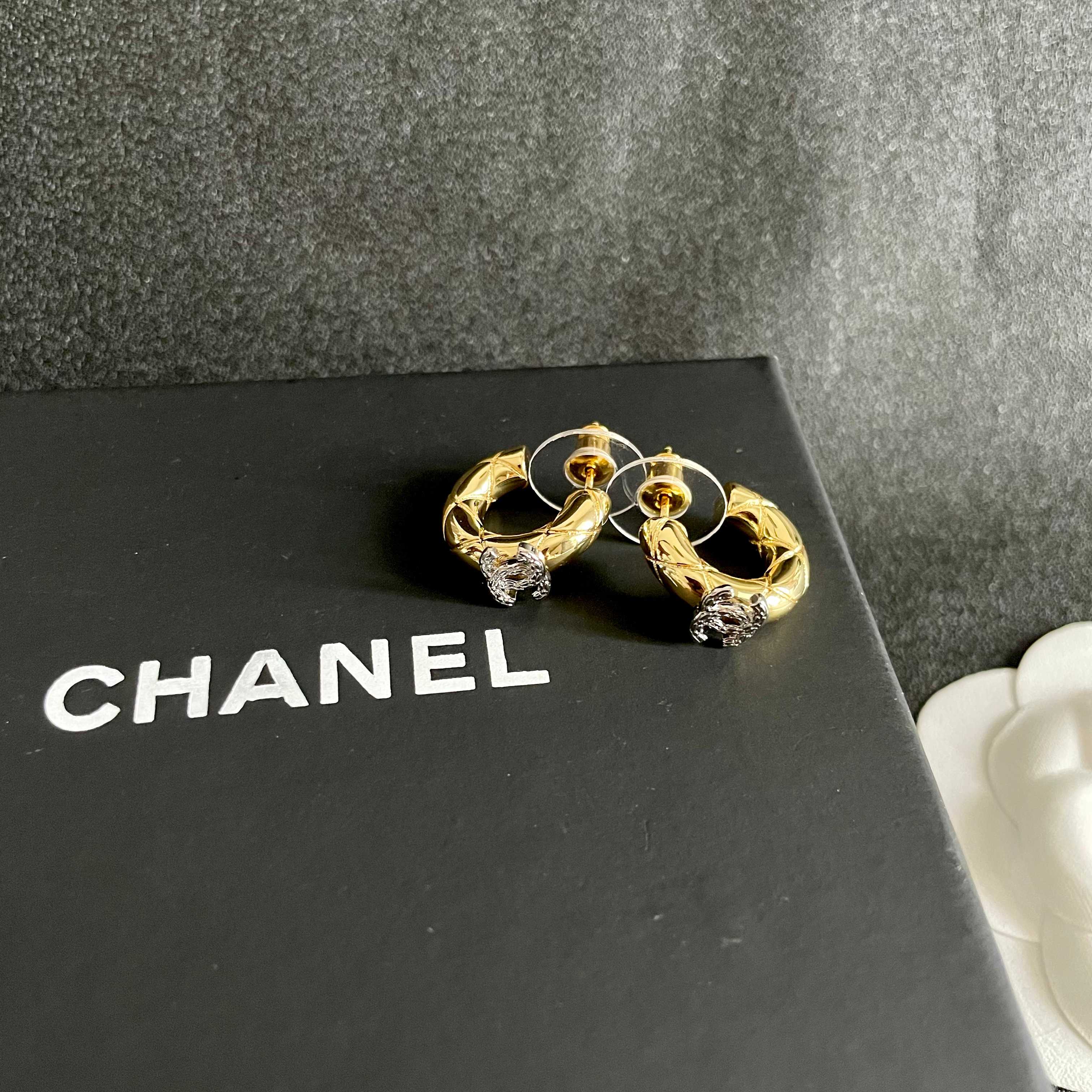  Chanel香奈儿 中古 双C耳钉👀原版复刻logo 小香家的款式真心无需多介绍😘🎶每一款都超好看，精