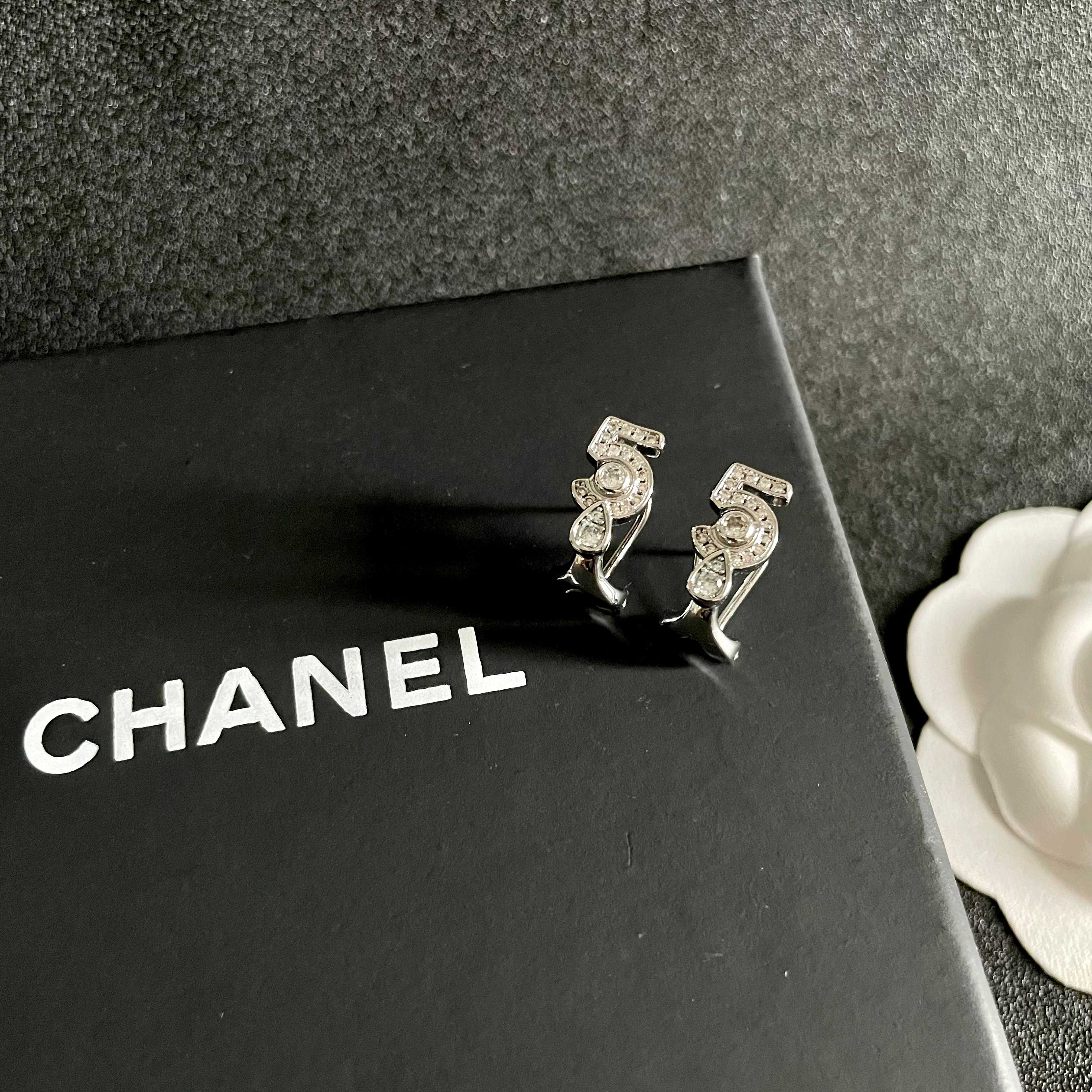  Chanel香奈儿 中古 双C耳钉👀原版复刻logo 小香家的款式真心无需多介绍😘🎶每一款都超好看，精