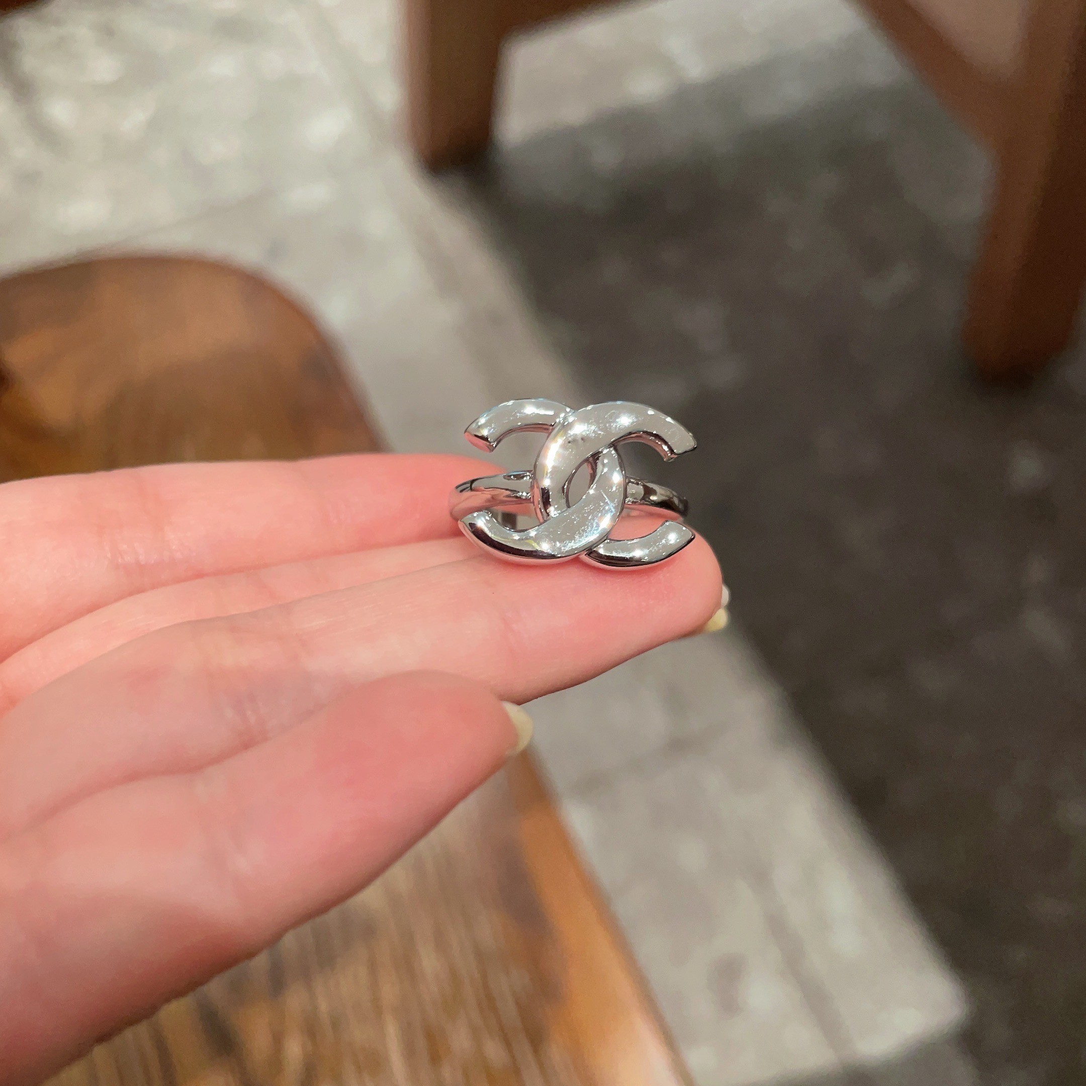  小香风Chanel字母双C造型  戒指！一戴就忍不住想夸的一款，简约的设计，超精致又显手白，简直爱了！