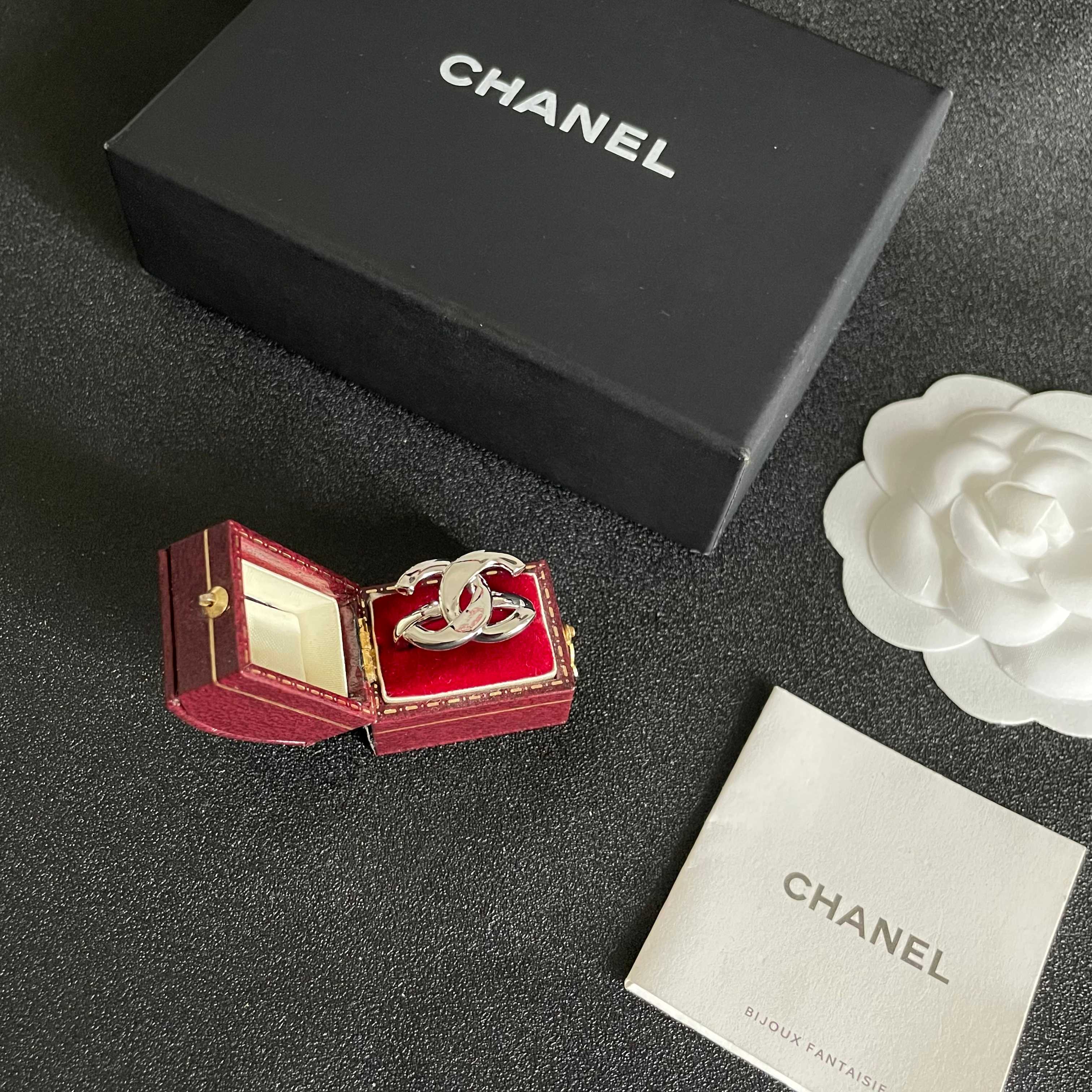 小香风Chanel字母双C造型  戒指！一戴就忍不住想夸的一款，简约的设计，超精致又显手白，简直爱了！
