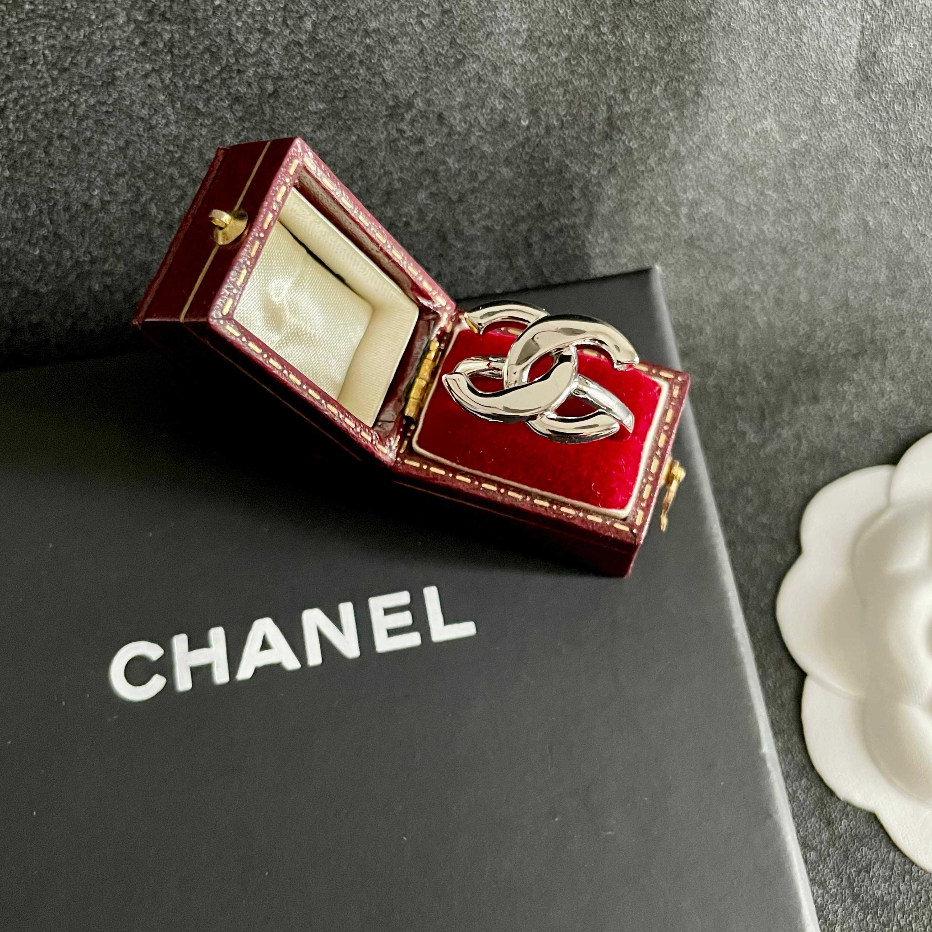  小香风Chanel字母双C造型  戒指！一戴就忍不住想夸的一款，简约的设计，超精致又显手白，简直爱了！
