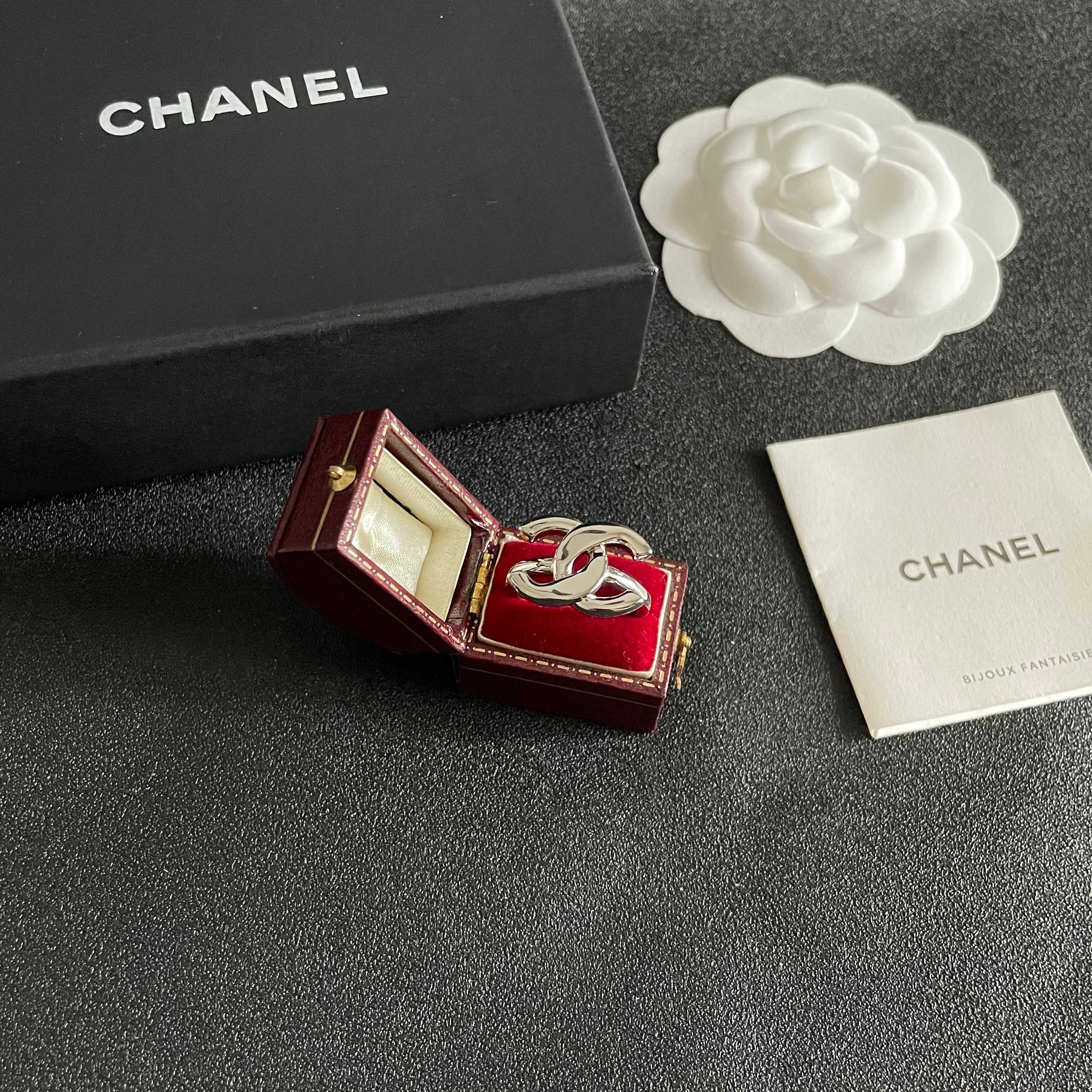  小香风Chanel字母双C造型  戒指！一戴就忍不住想夸的一款，简约的设计，超精致又显手白，简直爱了！