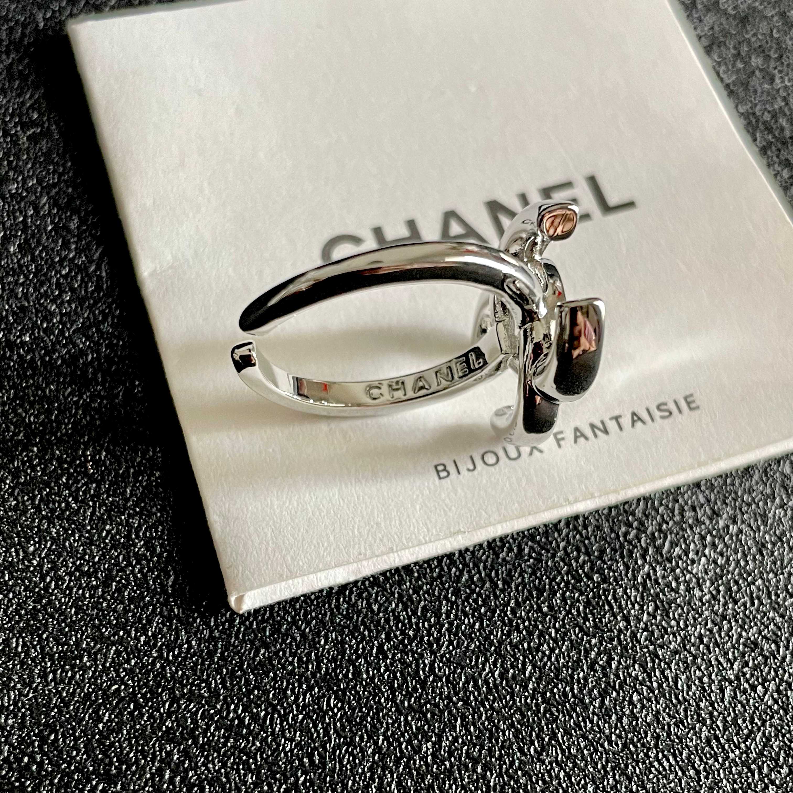  小香风Chanel字母双C造型  戒指！一戴就忍不住想夸的一款，简约的设计，超精致又显手白，简直爱了！