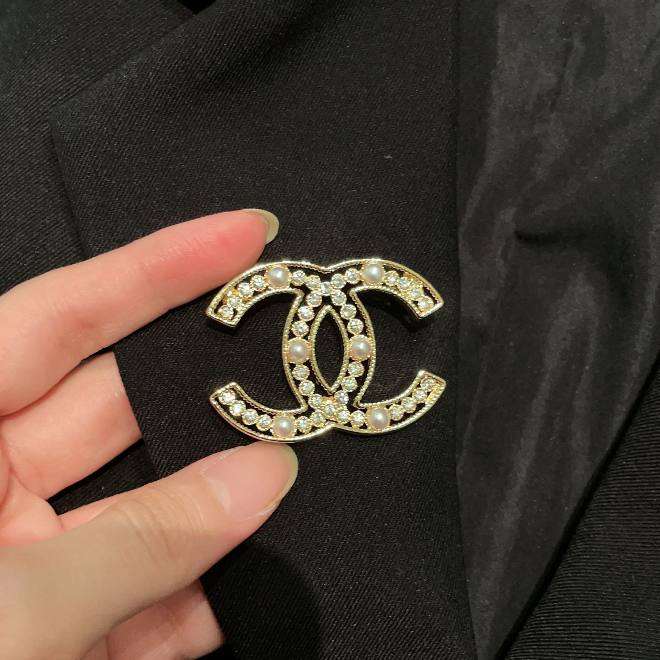  CHANEL小香 专柜最新款同步上新香奈儿最新款胸针 胸针，是最懂女人的饰物。那些倾注了全部心血去做自