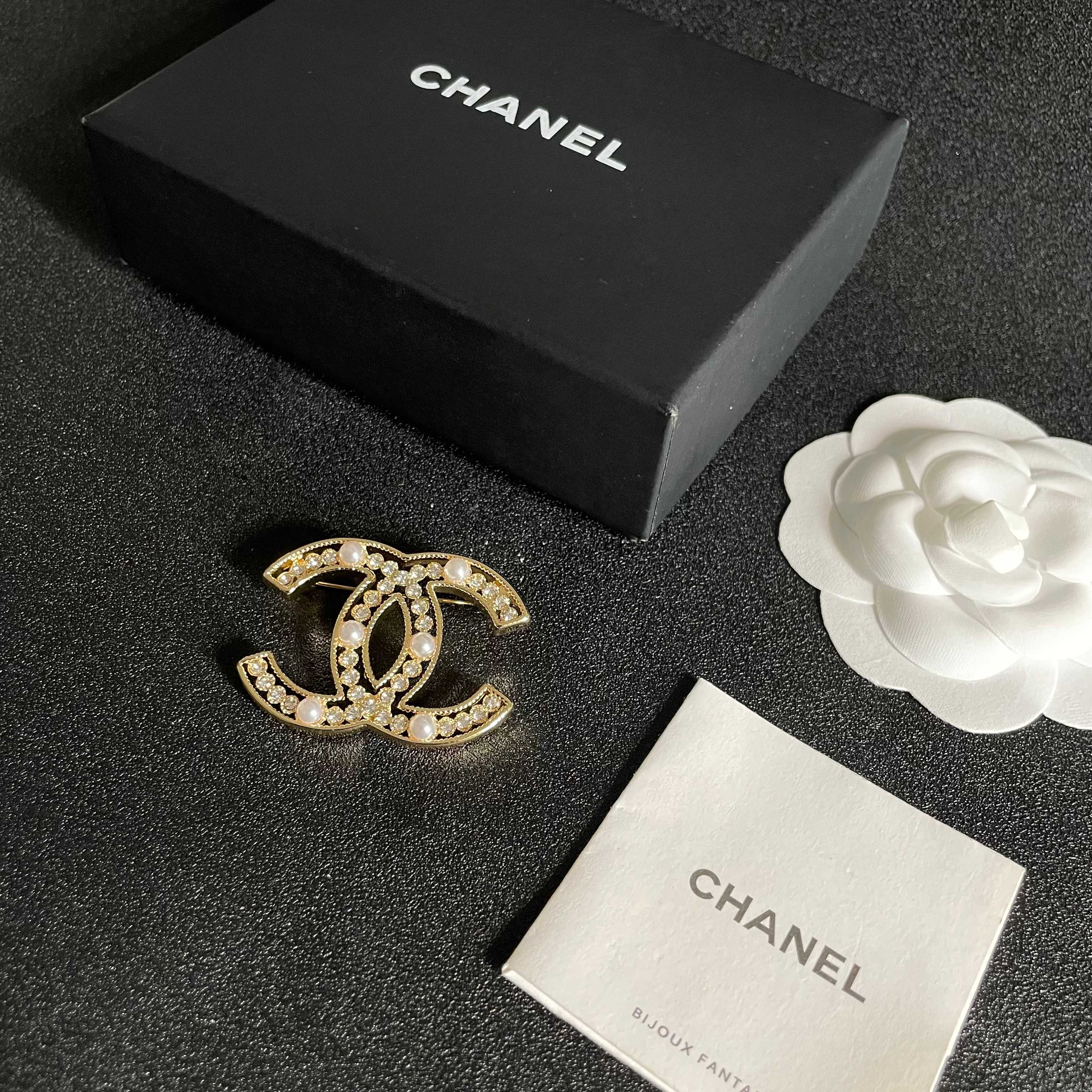  CHANEL小香 专柜最新款同步上新香奈儿最新款胸针 胸针，是最懂女人的饰物。那些倾注了全部心血去做自