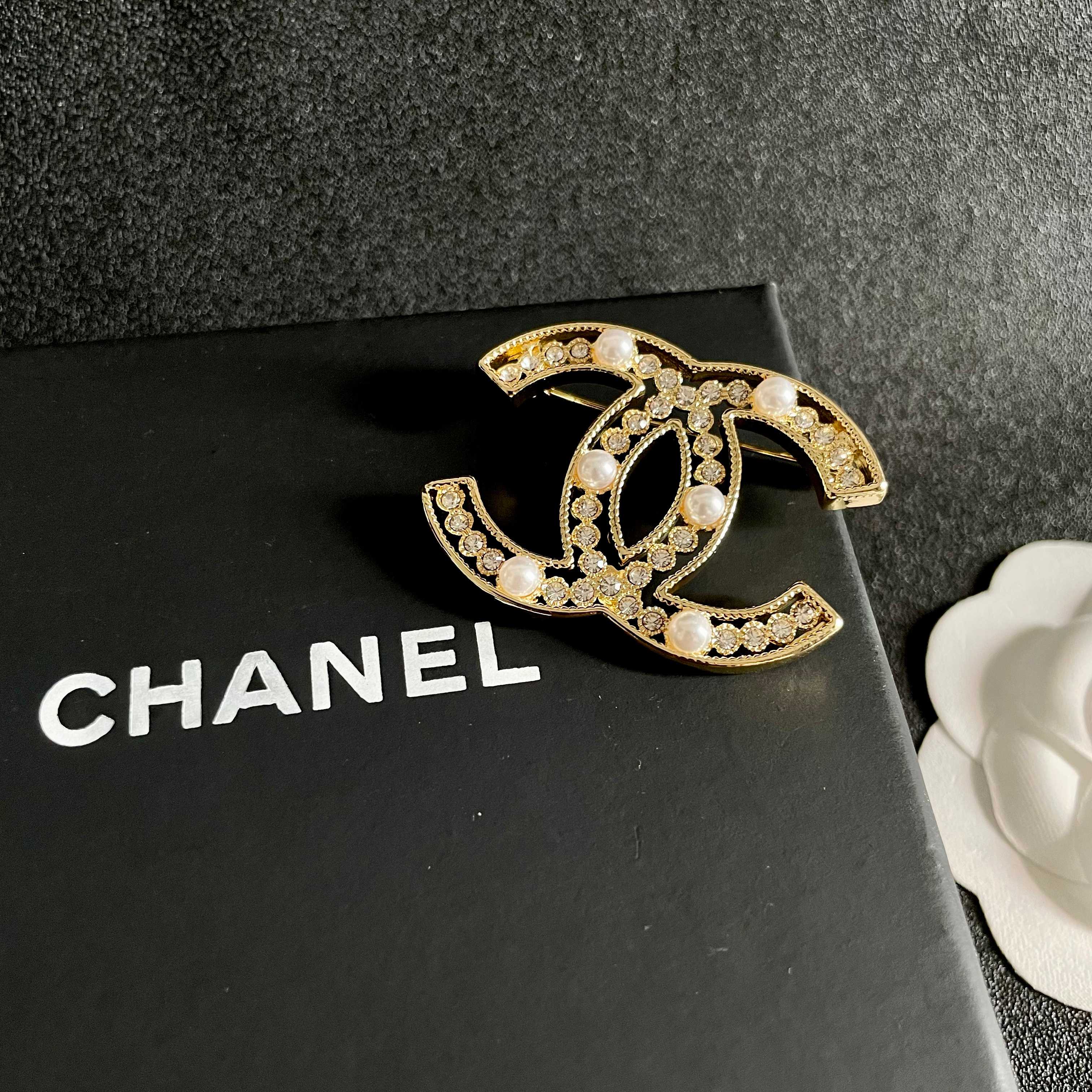  CHANEL小香 专柜最新款同步上新香奈儿最新款胸针 胸针，是最懂女人的饰物。那些倾注了全部心血去做自
