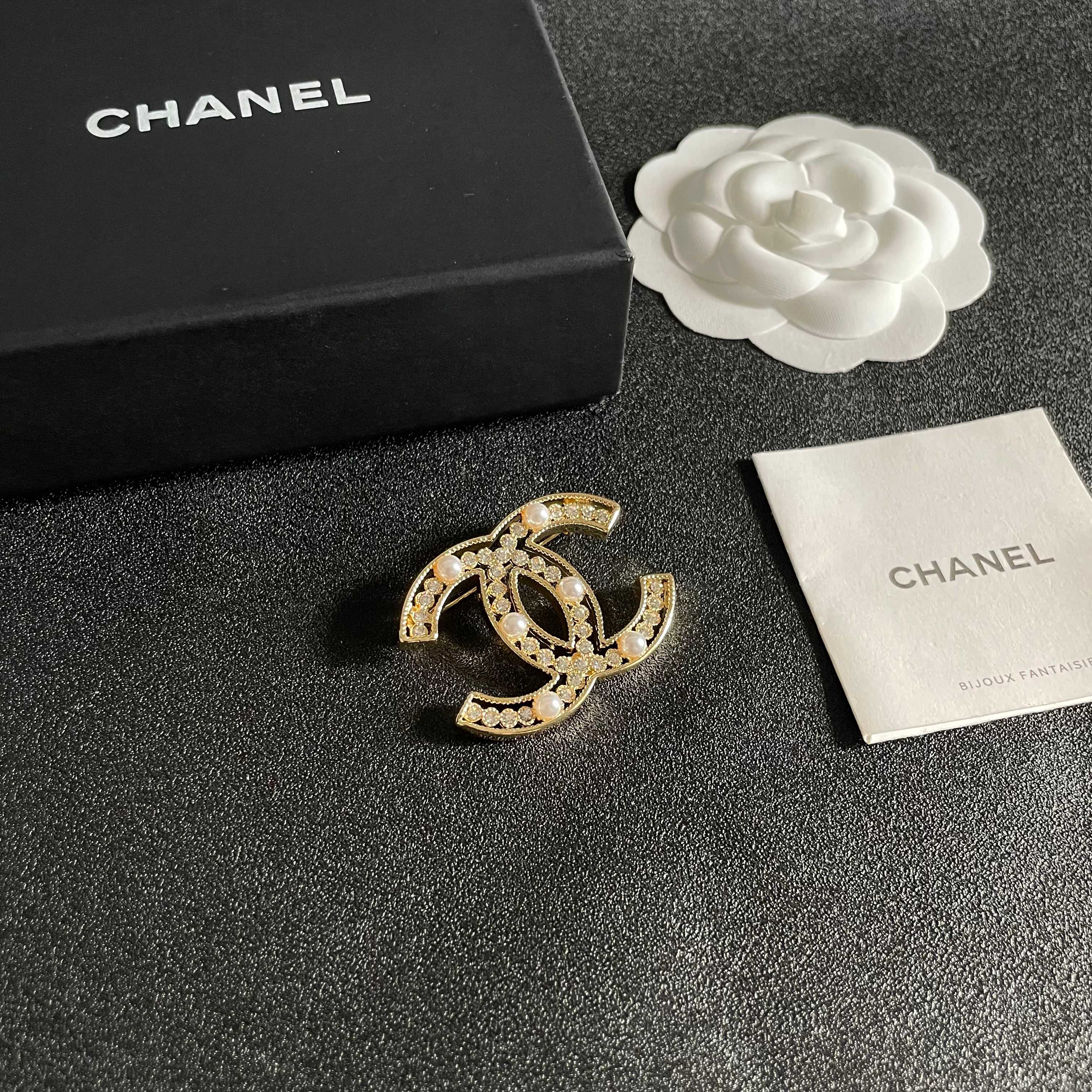  CHANEL小香 专柜最新款同步上新香奈儿最新款胸针 胸针，是最懂女人的饰物。那些倾注了全部心血去做自