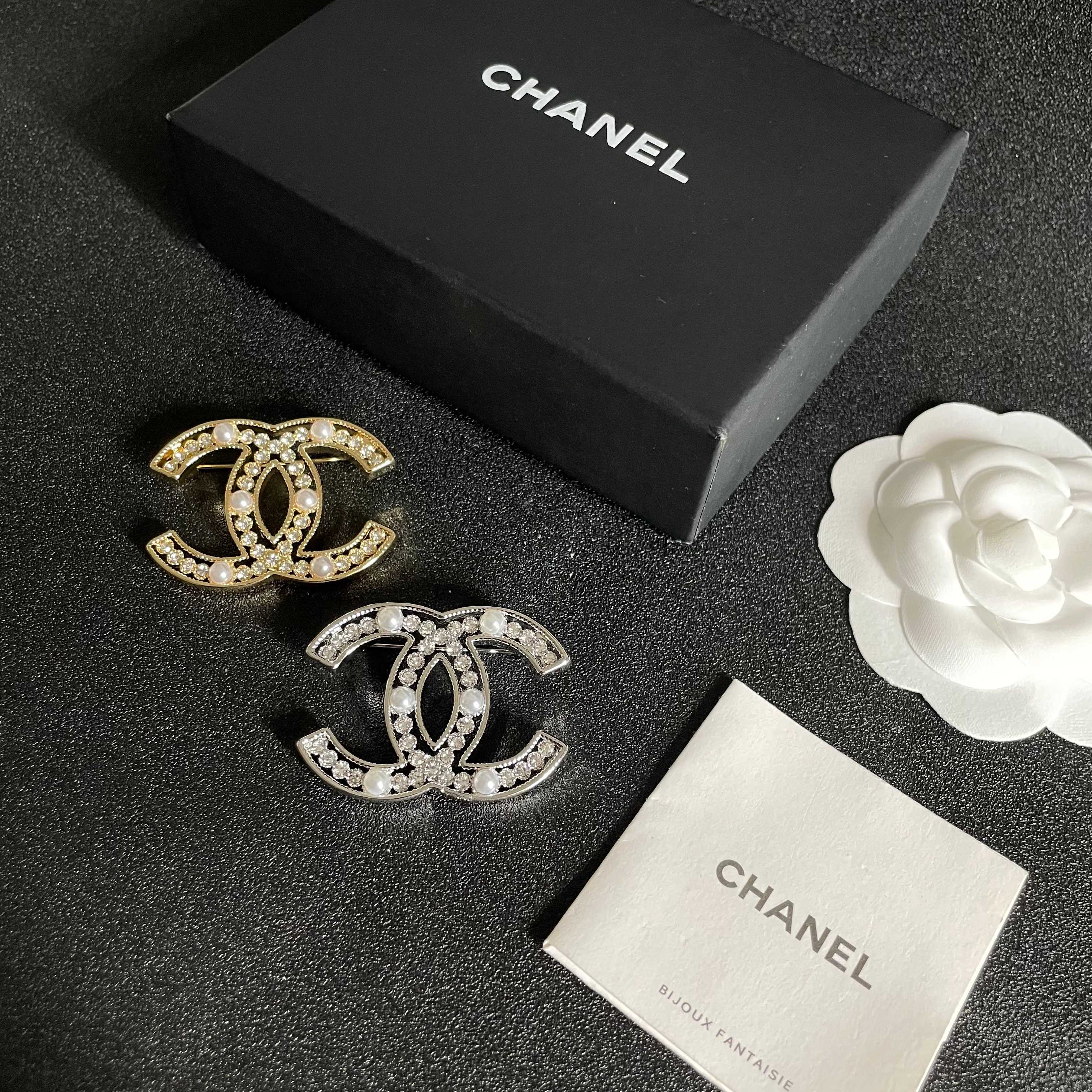 CHANEL小香 专柜最新款同步上新香奈儿最新款胸针 胸针，是最懂女人的饰物。那些倾注了全部心血去做自
