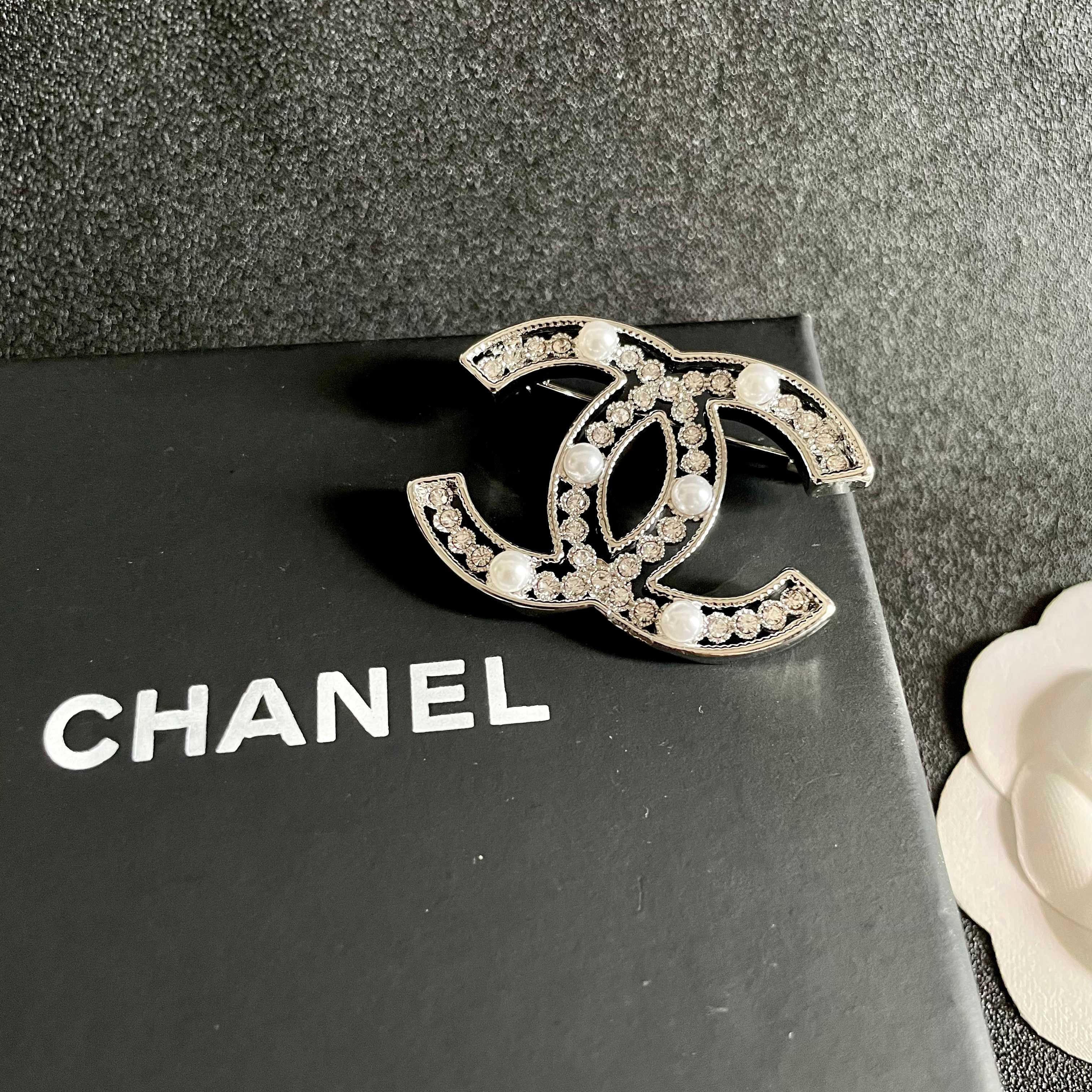  CHANEL小香 专柜最新款同步上新香奈儿最新款胸针 胸针，是最懂女人的饰物。那些倾注了全部心血去做自