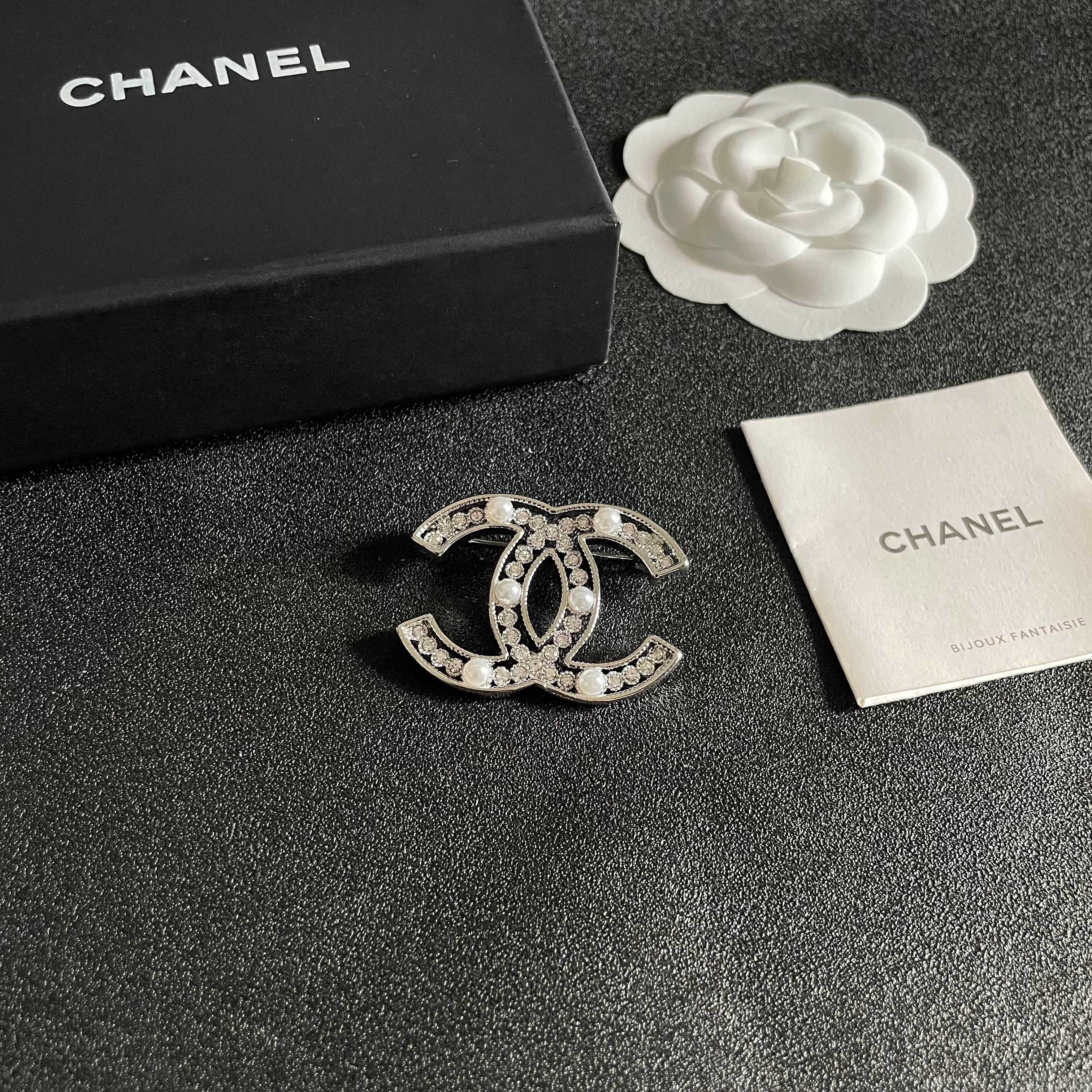  CHANEL小香 专柜最新款同步上新香奈儿最新款胸针 胸针，是最懂女人的饰物。那些倾注了全部心血去做自