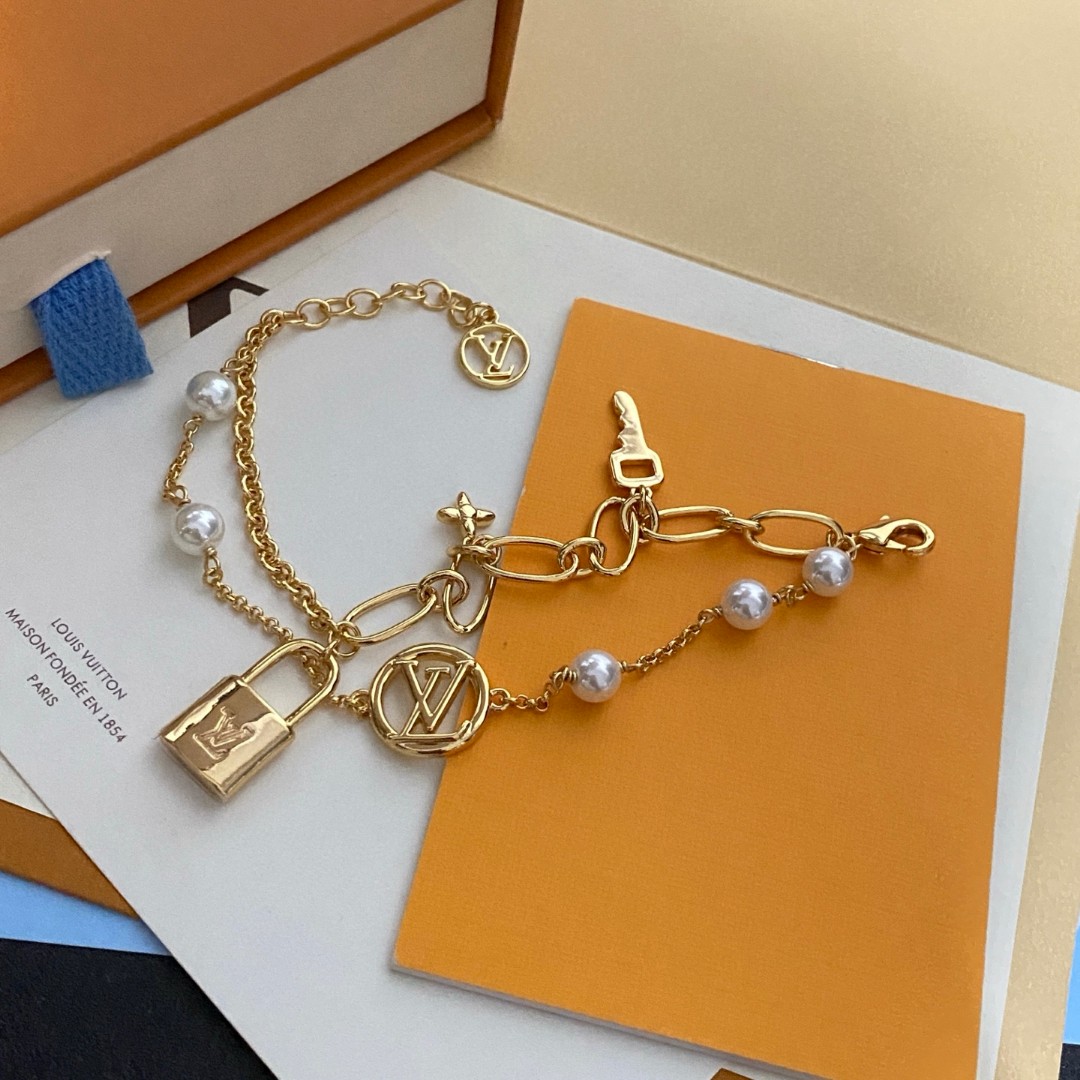  LV 手链🔹🔹Louis Vuitton 路易威登🔹专柜一致材质 火爆款出货 设计独特 复古前卫 男神
