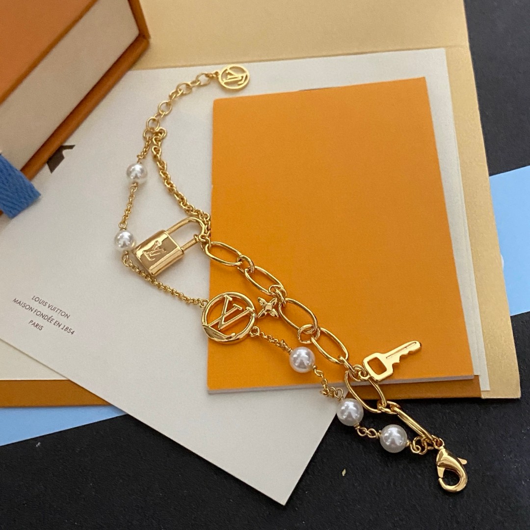  LV 手链🔹🔹Louis Vuitton 路易威登🔹专柜一致材质 火爆款出货 设计独特 复古前卫 男神
