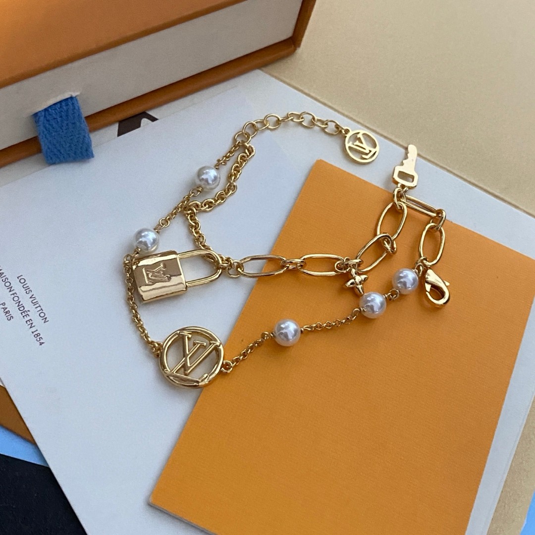  LV 手链🔹🔹Louis Vuitton 路易威登🔹专柜一致材质 火爆款出货 设计独特 复古前卫 男神