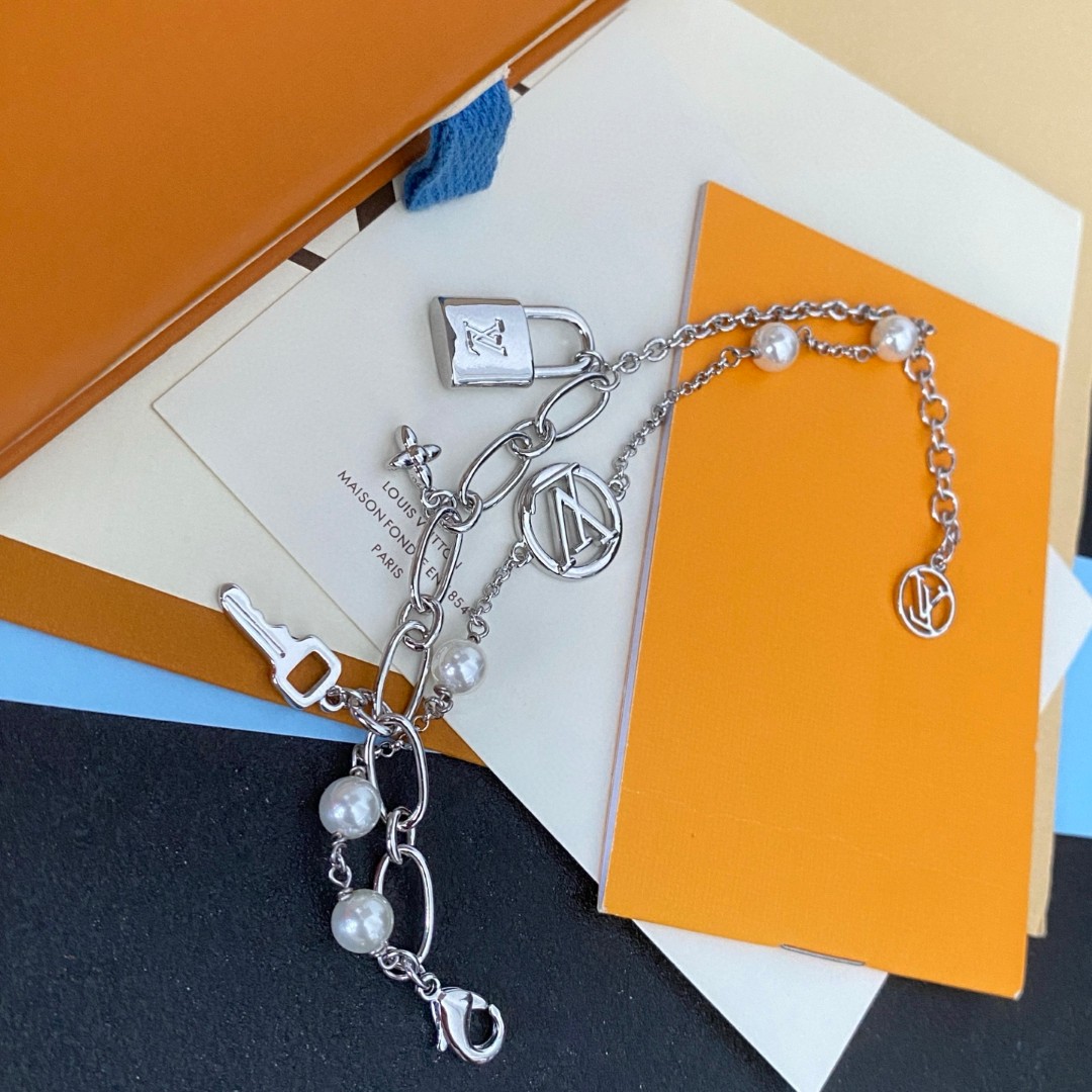  LV 手链🔹🔹Louis Vuitton 路易威登🔹专柜一致材质 火爆款出货 设计独特 复古前卫 男神