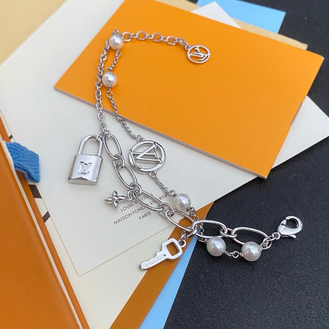  LV 手链🔹🔹Louis Vuitton 路易威登🔹专柜一致材质 火爆款出货 设计独特 复古前卫 男神