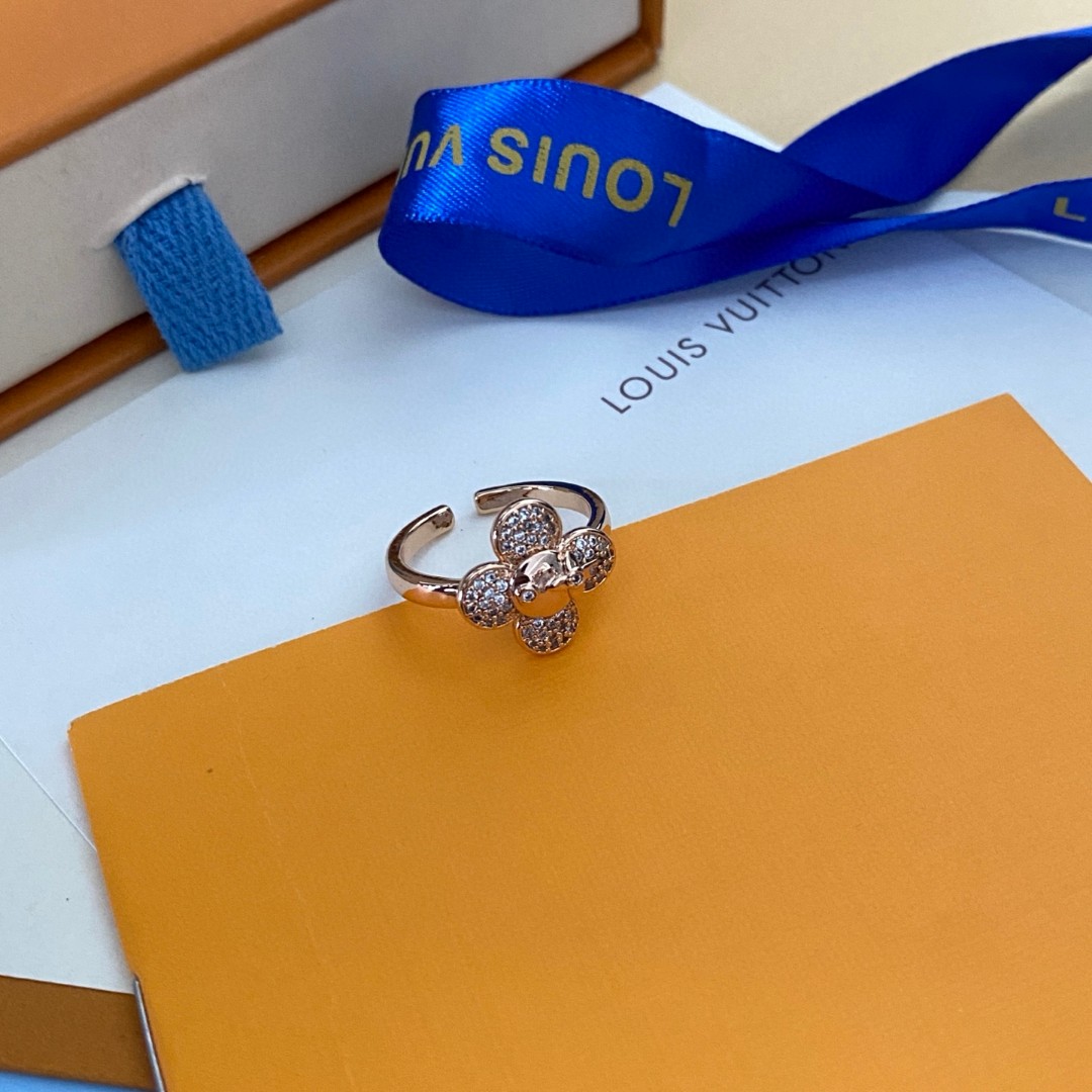  新款 奢侈 👑LV 路易威登  戒指💍 超美的进口字母镶钻戒指 一款心动不如行动 设计精美 大方 独到