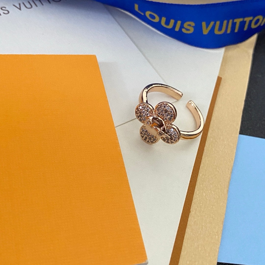  新款 奢侈 👑LV 路易威登  戒指💍 超美的进口字母镶钻戒指 一款心动不如行动 设计精美 大方 独到