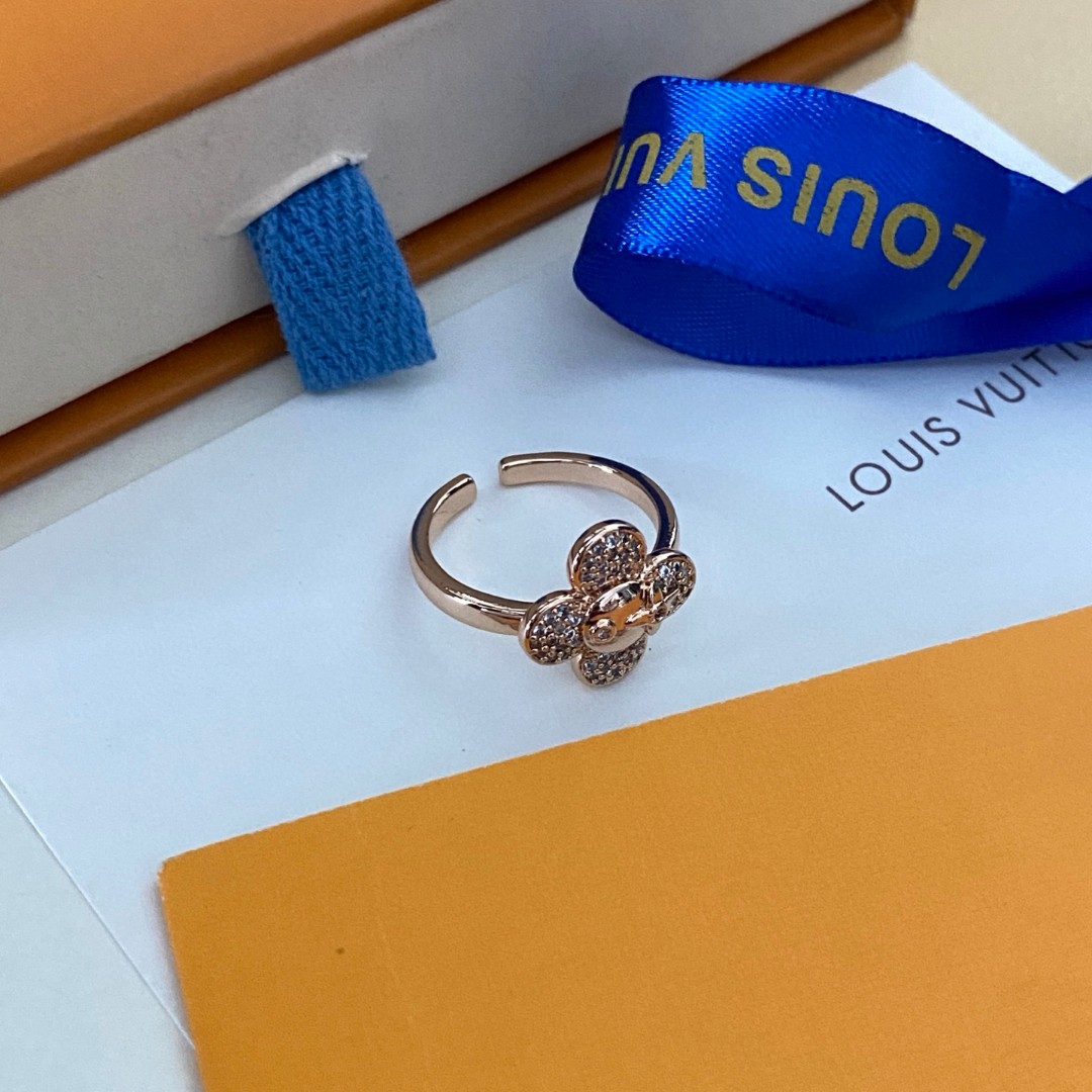  新款 奢侈 👑LV 路易威登  戒指💍 超美的进口字母镶钻戒指 一款心动不如行动 设计精美 大方 独到