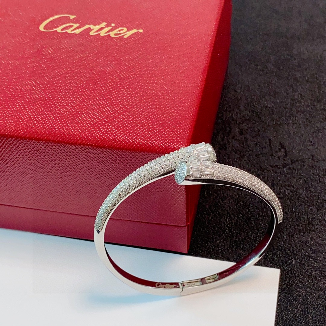 👑Cartier 卡地亚官网最新发布 👉🏻火爆满钻钉子镶钻手镯💥进口精工保色18k💯高端定制👈🏻🙈🙈🙈顶