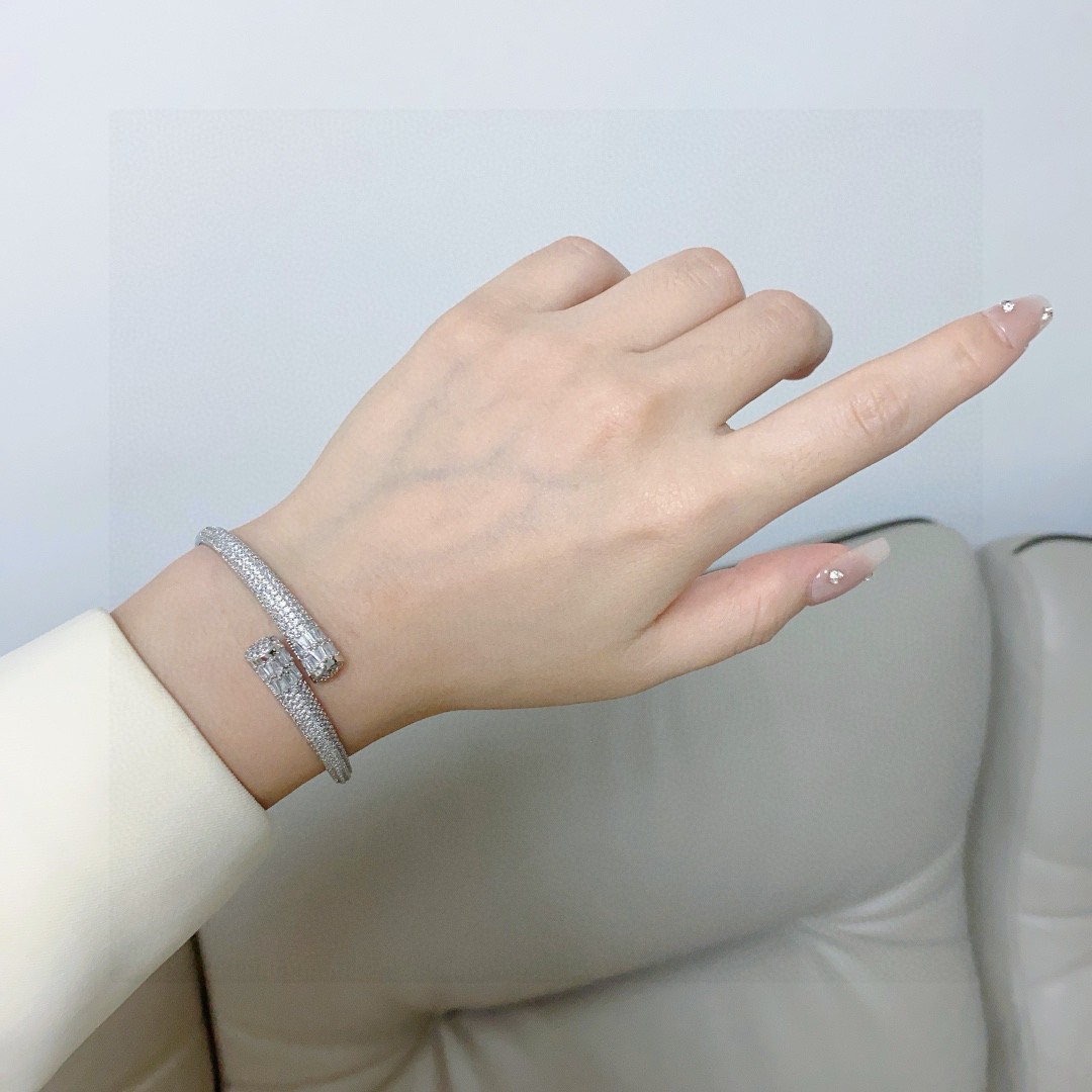 👑Cartier 卡地亚官网最新发布 👉🏻火爆满钻钉子镶钻手镯💥进口精工保色18k💯高端定制👈🏻🙈🙈🙈顶