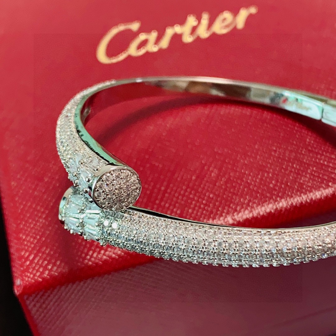 👑Cartier 卡地亚官网最新发布 👉🏻火爆满钻钉子镶钻手镯💥进口精工保色18k💯高端定制👈🏻🙈🙈🙈顶