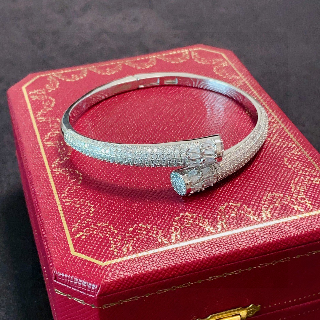 👑Cartier 卡地亚官网最新发布 👉🏻火爆满钻钉子镶钻手镯💥进口精工保色18k💯高端定制👈🏻🙈🙈🙈顶