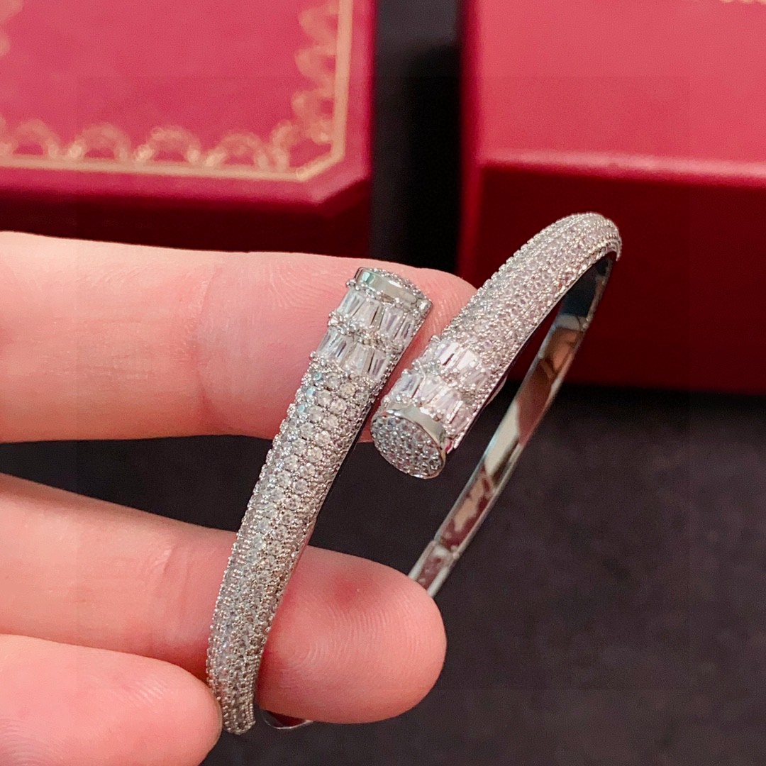 👑Cartier 卡地亚官网最新发布 👉🏻火爆满钻钉子镶钻手镯💥进口精工保色18k💯高端定制👈🏻🙈🙈🙈顶