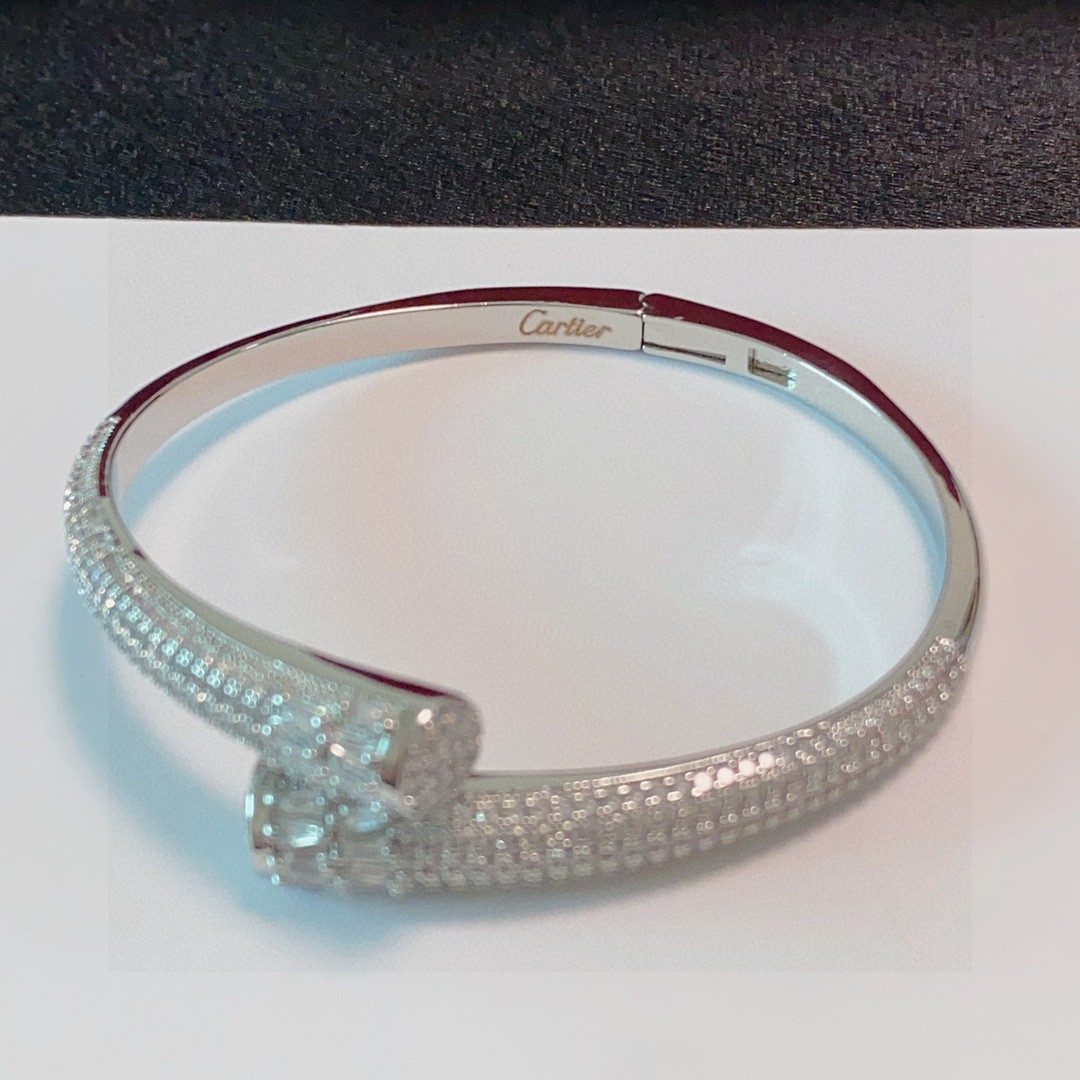 👑Cartier 卡地亚官网最新发布 👉🏻火爆满钻钉子镶钻手镯💥进口精工保色18k💯高端定制👈🏻🙈🙈🙈顶