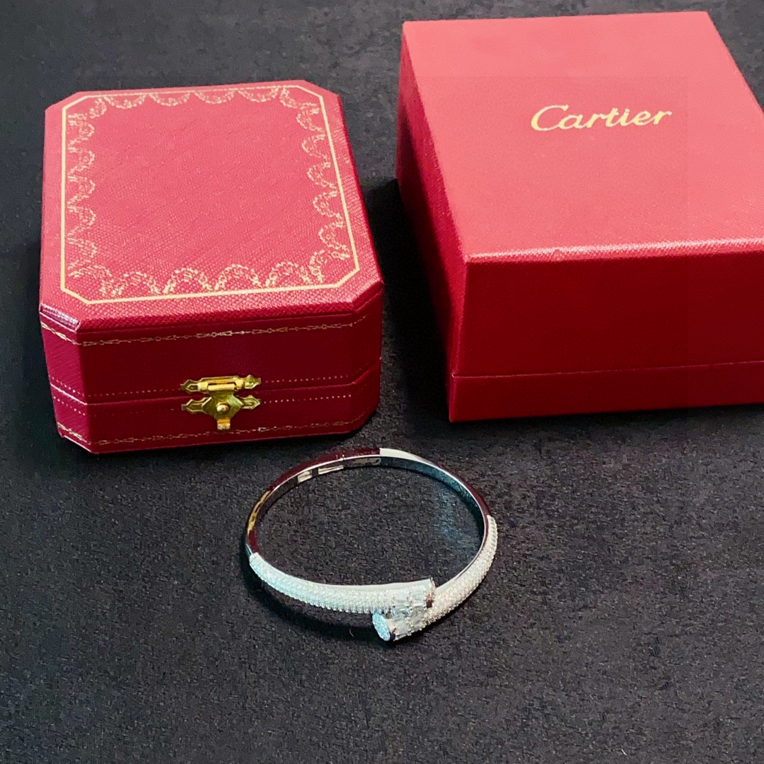 👑Cartier 卡地亚官网最新发布 👉🏻火爆满钻钉子镶钻手镯💥进口精工保色18k💯高端定制👈🏻🙈🙈🙈顶