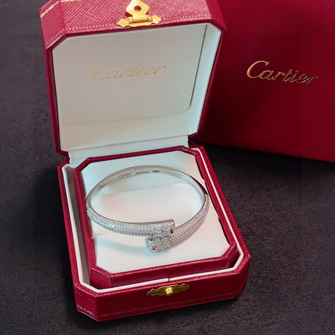 👑Cartier 卡地亚官网最新发布 👉🏻火爆满钻钉子镶钻手镯💥进口精工保色18k💯高端定制👈🏻🙈🙈🙈顶