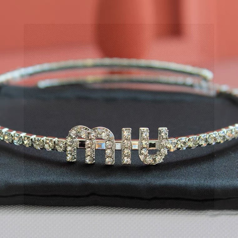 👑代购级别 时尚又简约的 个性 字母项圈最适合日常搭配～miumiu缪缪 满钻 bling bling✨