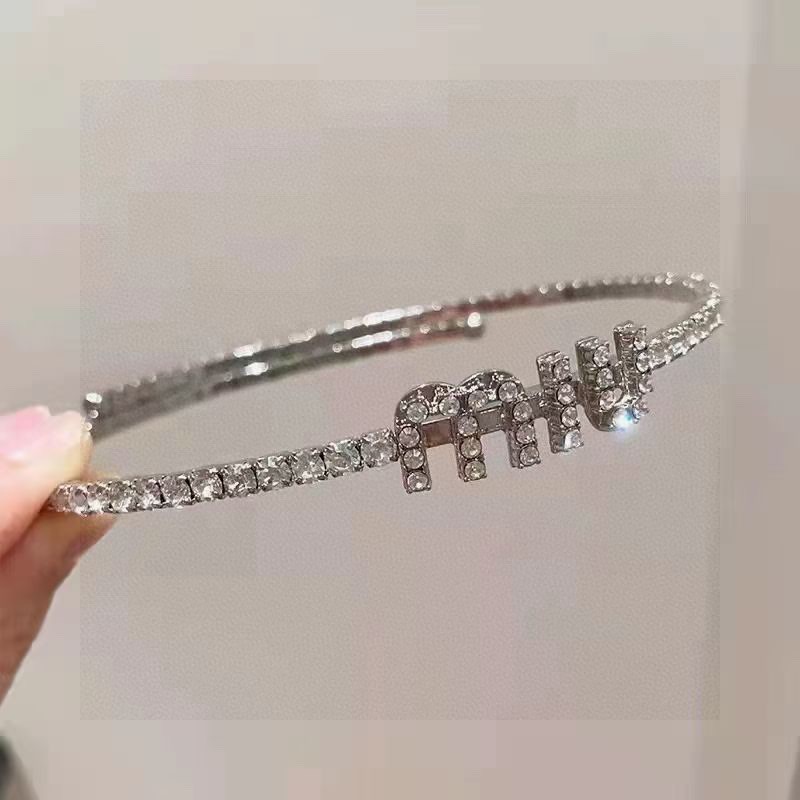 👑代购级别 时尚又简约的 个性 字母项圈最适合日常搭配～miumiu缪缪 满钻 bling bling✨