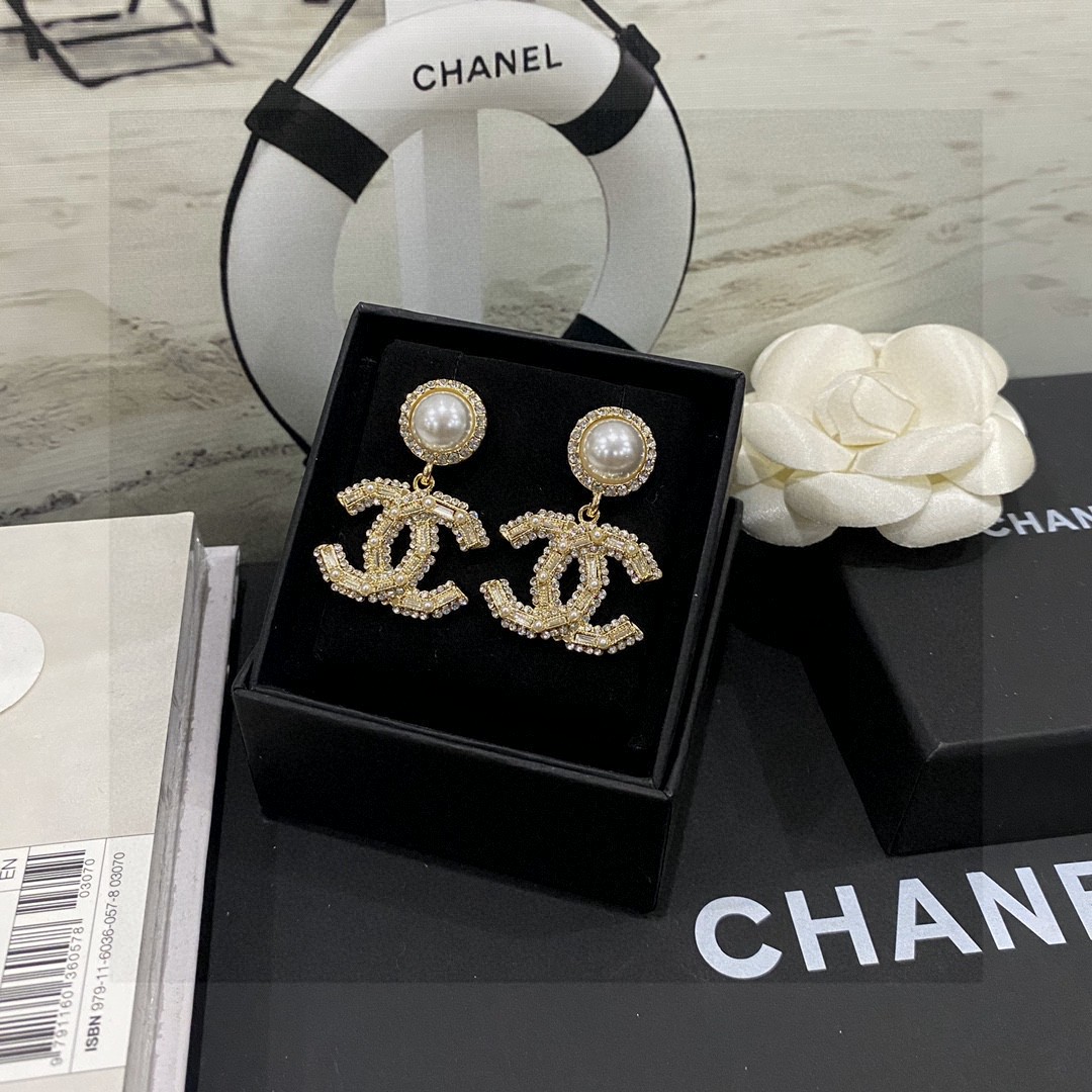 💘【Chanel小香方钻字母珍珠耳钉】Z 5900，超级爆款💥💥💥超级无敌爆款！上架即售空！抢都抢不到的
