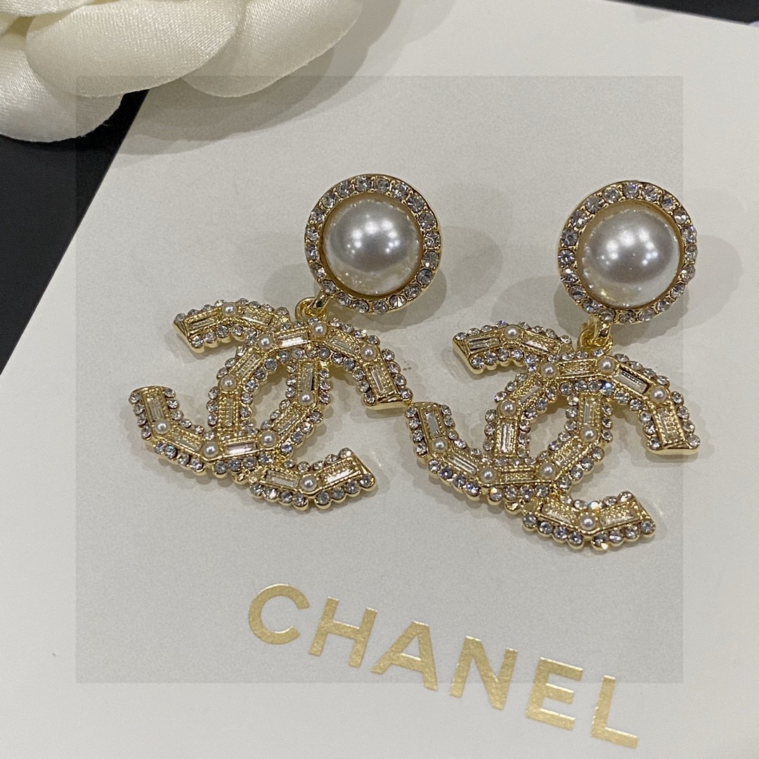 💘【Chanel小香方钻字母珍珠耳钉】Z 5900，超级爆款💥💥💥超级无敌爆款！上架即售空！抢都抢不到的