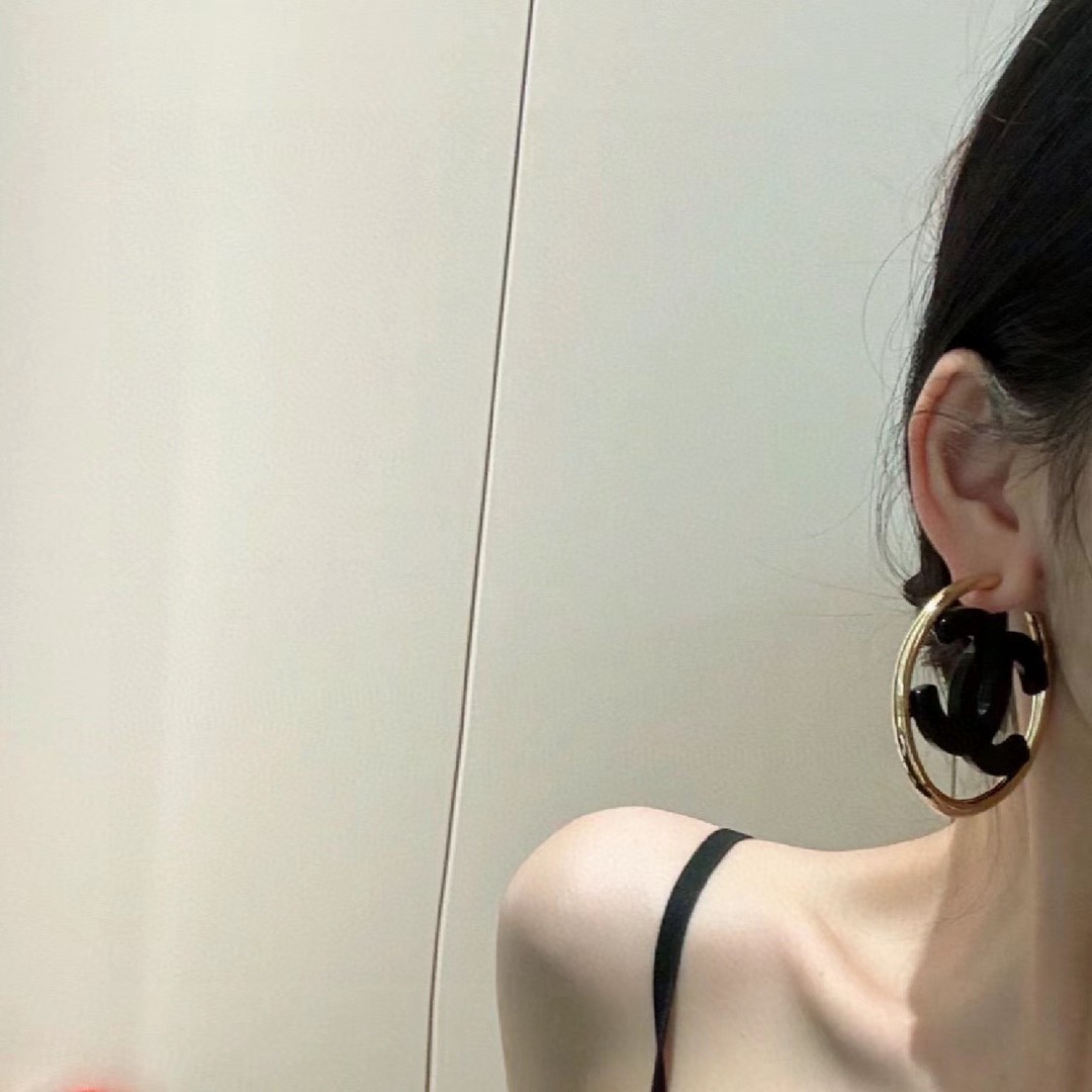 🥰Chanel 小香双C简约黑色、白色亚克力大耳圈耳钉🌺这款耳环真的超级美👗看着设计简单👍但是佩戴效果好