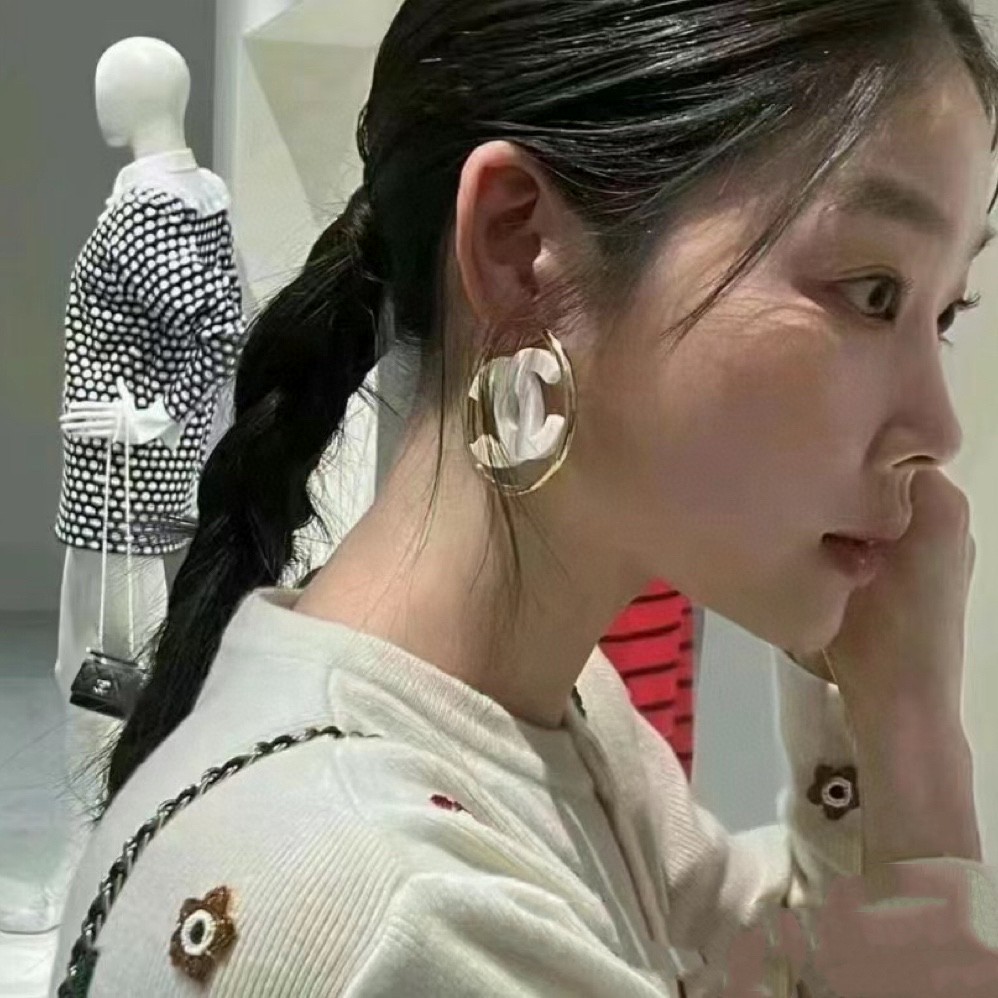 🥰Chanel 小香双C简约黑色、白色亚克力大耳圈耳钉🌺这款耳环真的超级美👗看着设计简单👍但是佩戴效果好