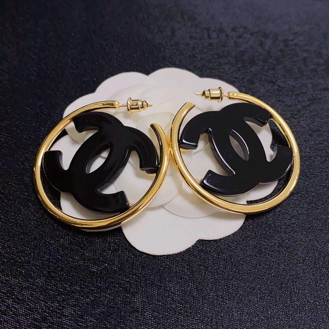 🥰Chanel 小香双C简约黑色、白色亚克力大耳圈耳钉🌺这款耳环真的超级美👗看着设计简单👍但是佩戴效果好