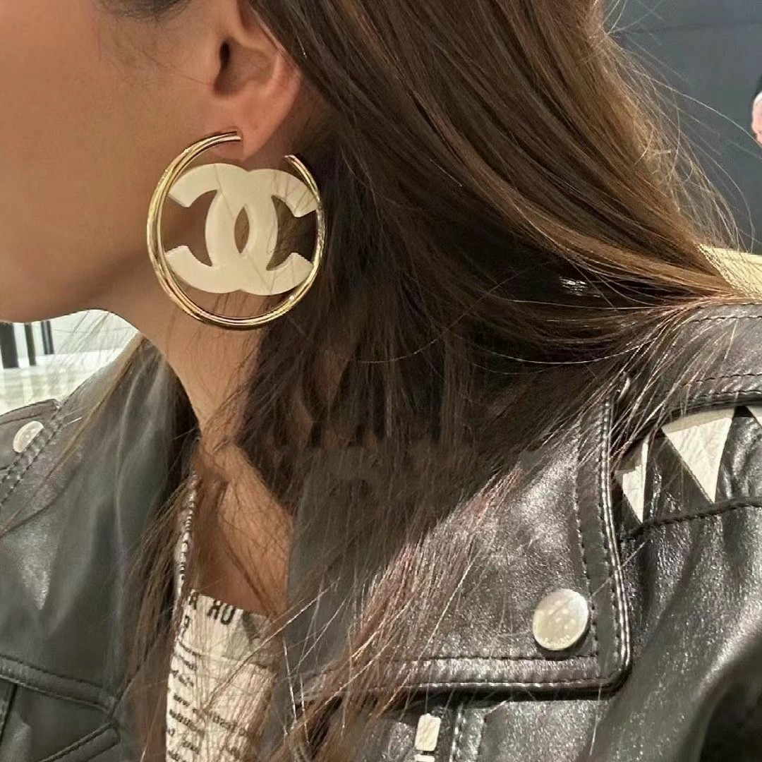 🥰Chanel 小香双C简约黑色、白色亚克力大耳圈耳钉🌺这款耳环真的超级美👗看着设计简单👍但是佩戴效果好