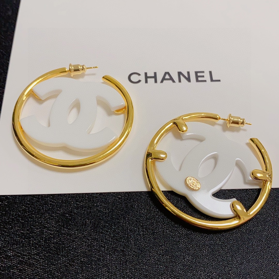 🥰Chanel 小香双C简约黑色、白色亚克力大耳圈耳钉🌺这款耳环真的超级美👗看着设计简单👍但是佩戴效果好