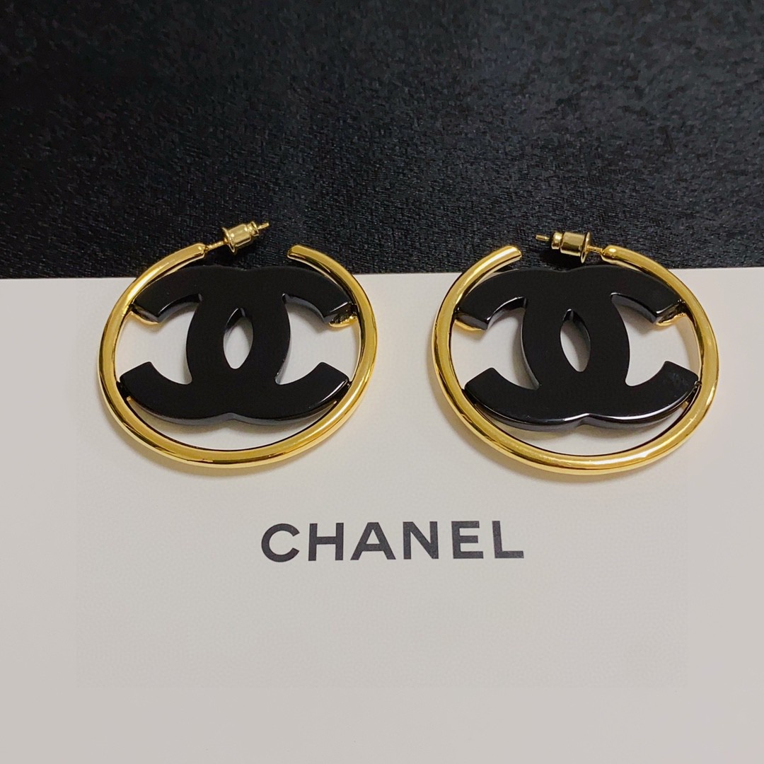🥰Chanel 小香双C简约黑色、白色亚克力大耳圈耳钉🌺这款耳环真的超级美👗看着设计简单👍但是佩戴效果好