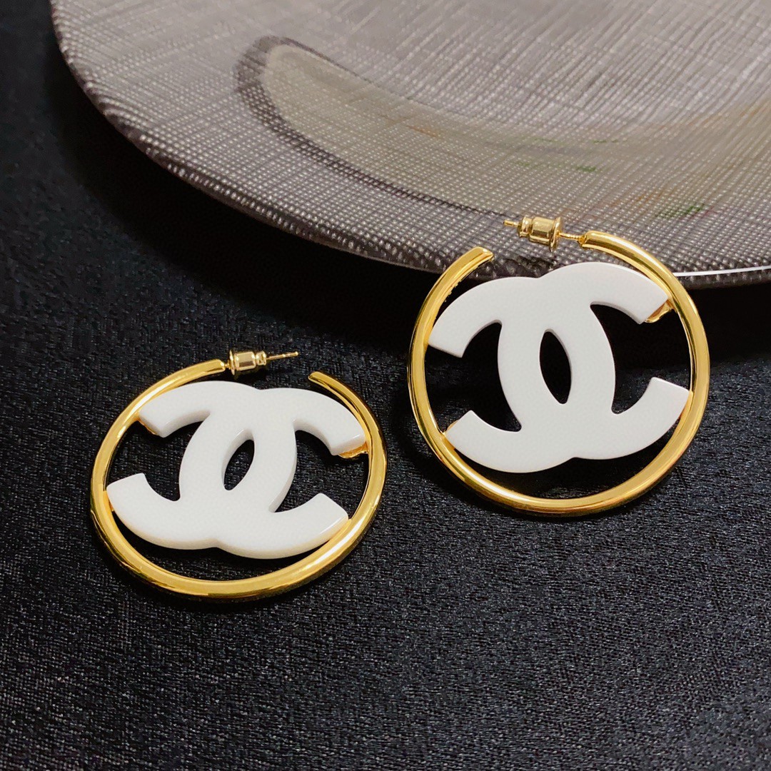 🥰Chanel 小香双C简约黑色、白色亚克力大耳圈耳钉🌺这款耳环真的超级美👗看着设计简单👍但是佩戴效果好