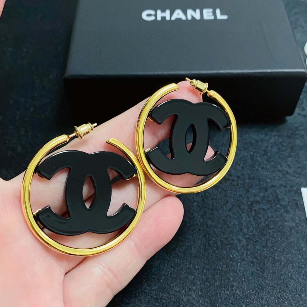 🥰Chanel 小香双C简约黑色、白色亚克力大耳圈耳钉🌺这款耳环真的超级美👗看着设计简单👍但是佩戴效果好