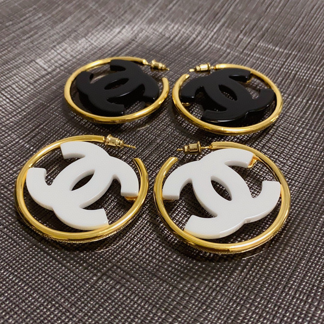 🥰Chanel 小香双C简约黑色、白色亚克力大耳圈耳钉🌺这款耳环真的超级美👗看着设计简单👍但是佩戴效果好