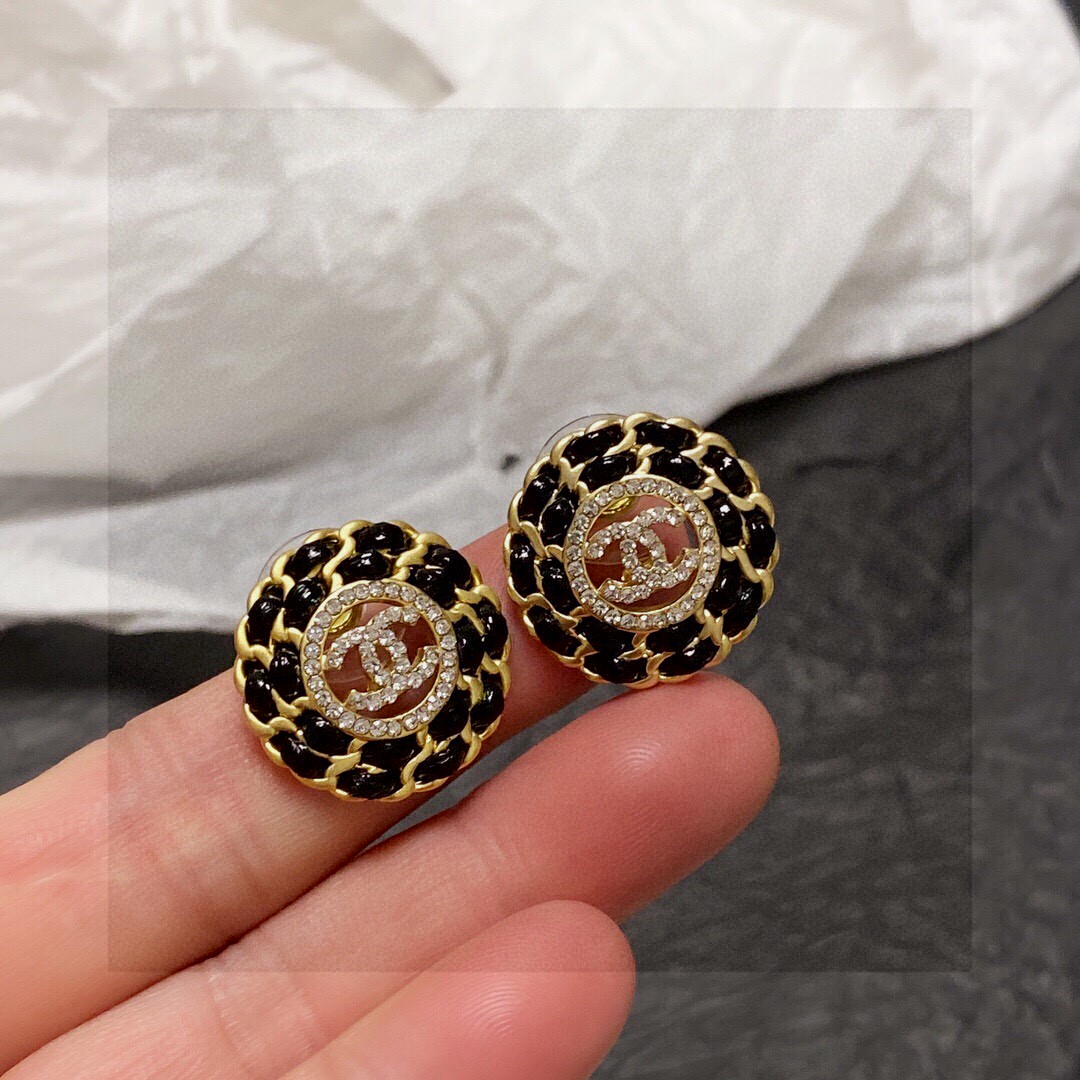 Chanel 每一个细节做工非常精细 这款设计非常美轮美奂 这款真的 美 仙 小姐姐